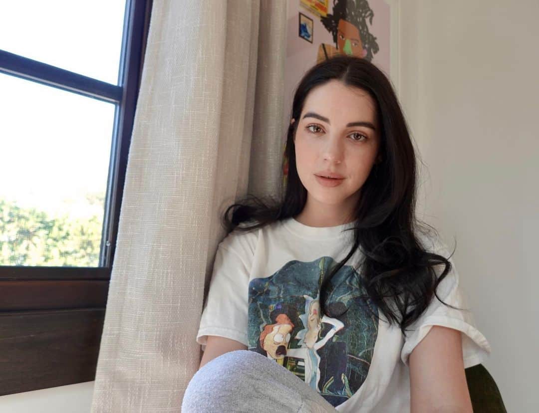 アデレード・ケインのインスタグラム：「Do you watch Youtube? Of course you do, tune in and watch the Streamy Awards live this Dec 12th on @YouTube with me! Let’s celebrate our favorite make-up artists, gamers and content creators. I have my favorites to win a W do you??? Lmk in the comments below! #ad #streamys」
