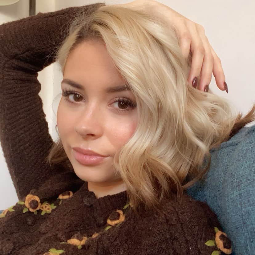 ニーナ・ネスビットのインスタグラム：「SO EXCITED TO ANNOUNCE I’M PLAYING A SHOW. IN A VENUE... and you can watch it live on december 18th, I will be performing and answering live fan questions in a festive fundraiser supporting @helpmusicians - watch on the @amazonmusicuk twitch channel! I will definitely be dressing up for the occasion 🙃 p.s this picture has absolutely nothing to do with the gig, I just look like a potato right now and it’s the only thing I could find to post lol」