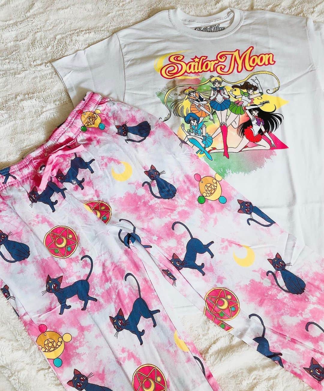 Sailor Moonさんのインスタグラム写真 - (Sailor MoonInstagram)「✨🌙 Had to get some Sailor Moon goods from @hottopic on black  Friday! Really wanted these pj pants and the tee was too good of a deal to pass on! 🌙✨  #sailormoon #セーラームーン」12月12日 3時24分 - sailormoon_sc