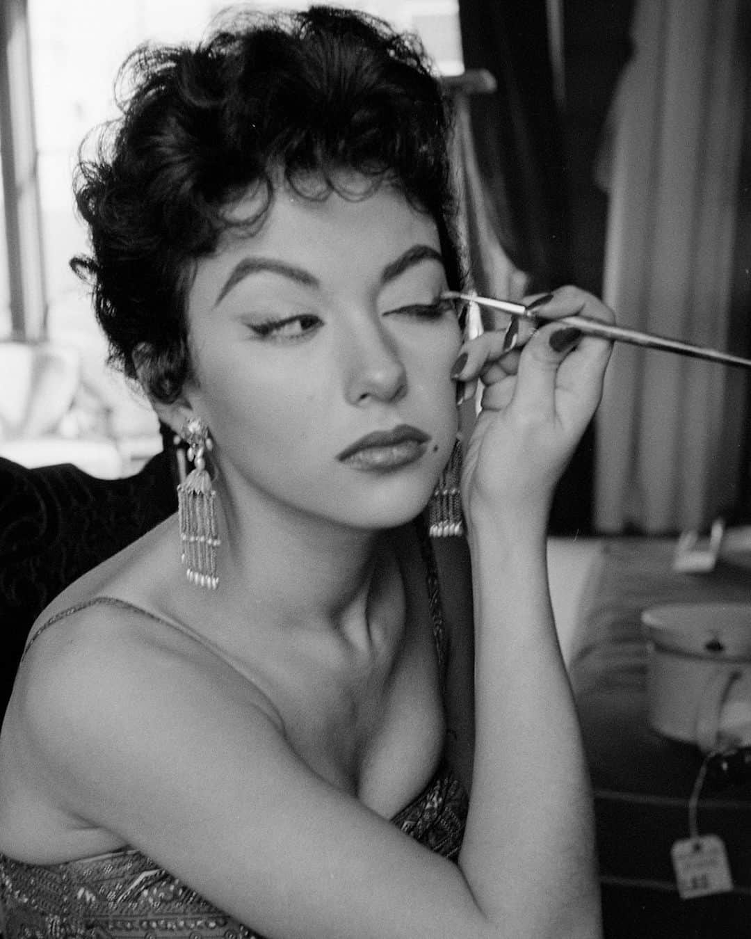 lifeさんのインスタグラム写真 - (lifeInstagram)「Happy 89th birthday to the glorious Rita Moreno! Here she is in a LIFE Magazine cover shoot for our March 1, 1954 issue. "Rita Moreno is a 22-year-old starlet," LIFE's editors wrote, "who can sing, dance, and act...But her most engaging talent is her eye for gentle satire..." (📷Loomis Dean/LIFE Picture Collection)  For more on one of our favorite stars, tap the link in bio.  #ritamoreno @theritamoreno」12月12日 3時24分 - life