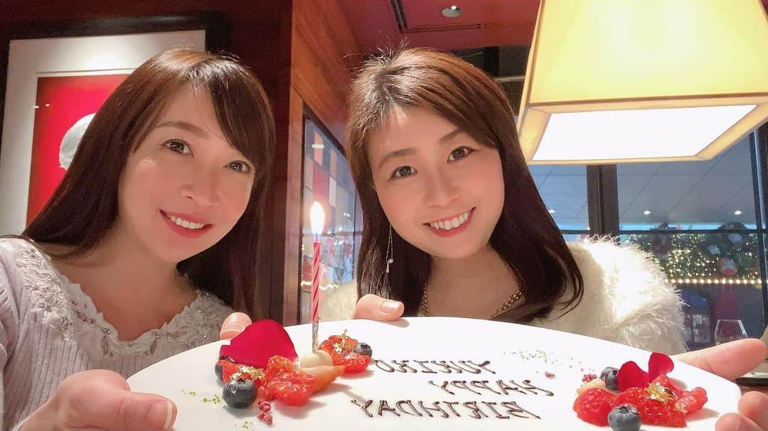 金谷有希子のインスタグラム：「. . 【何重にも驚いたロブション🎶】カナリアフェスタに登壇🎤 . お誕生日 お祝いしてもらいましたー💓ロブション＠六本木。JCIで社会貢献活動しているお友達で、司会派遣の仕事などもいつもお世話になっています。ラグビーW杯やオリンピックのお仕事も彼女が色々と考えてくれましたよ、いつもありがとう💓 . この日はロブションでお祝いしてもらいました！ 恵比寿のロブションが有名ですが、六本木ヒルズは恵比寿と違いカウンターでカジュアルに食べられます🎶てかお店の看板前で写真を撮ろうとしたら美人ライトを用意して下さいました。 . ビックリなサプライズ✨ライトで色々飛ばして欲しいもんね？？ありがとうございます。笑 . さらに友達は誕生日プレートを用意してくれていました。右隣の方が誕生日だったみたいでお店に入ったらテーブルにプレートあって、思わず「あれ良いなぁ」って言ったら「ユッコちゃんの分もちゃんと用意しているよ💖」と言われてビックリ。 . さらに終盤にはお店の方から「お隣の席の方からです」と左隣の方からデザートが運ばれてきた！ お隣の方からです、とかドラマみたいな話だなっっ😲ロブションだとあるのかぁ、、初めて会う方からデザートを頂いちゃいました💕 . チョコレートのフラミンゴの可愛いやつ。上は板チョコで何層にもなっていて美味しかったです。私は薔薇のモンブランでした。金粉乗っていて下にはシャーベットも入っていて盛り沢山。洋酒が入って大人のお味でさっぱり食べられましたよ✨ . ドラマみたいな流れが非日常的で喜んじゃいました⚡️(笑)何重にも驚いたお祝い。他にも皆様プレゼントなど色々ありがとうございます🎁 . 今月22日はカナリアフェスタでスピーカーとして登場する予定です❗️こちらの社長さんとも色々ご縁があり、、前回のスピーチでお話させて頂きましたが、何と近藤社長は私の大伯父の金谷弘が、神戸大学の名誉教授として建築学科で教鞭取っていた際のゼミの教え子さんだったそう！ 初めてお会いした際はその話で物凄く盛り上がりました😊 . カナリアに登壇する方はメンバーが違えど、いつも学びがあり元気をもらえる方々です‼️お楽しみに✨ . . .#サプライズ #ロブション #Jアナーズ #青年会議所 #誕生日 #お祝い #六本木ヒルズ」