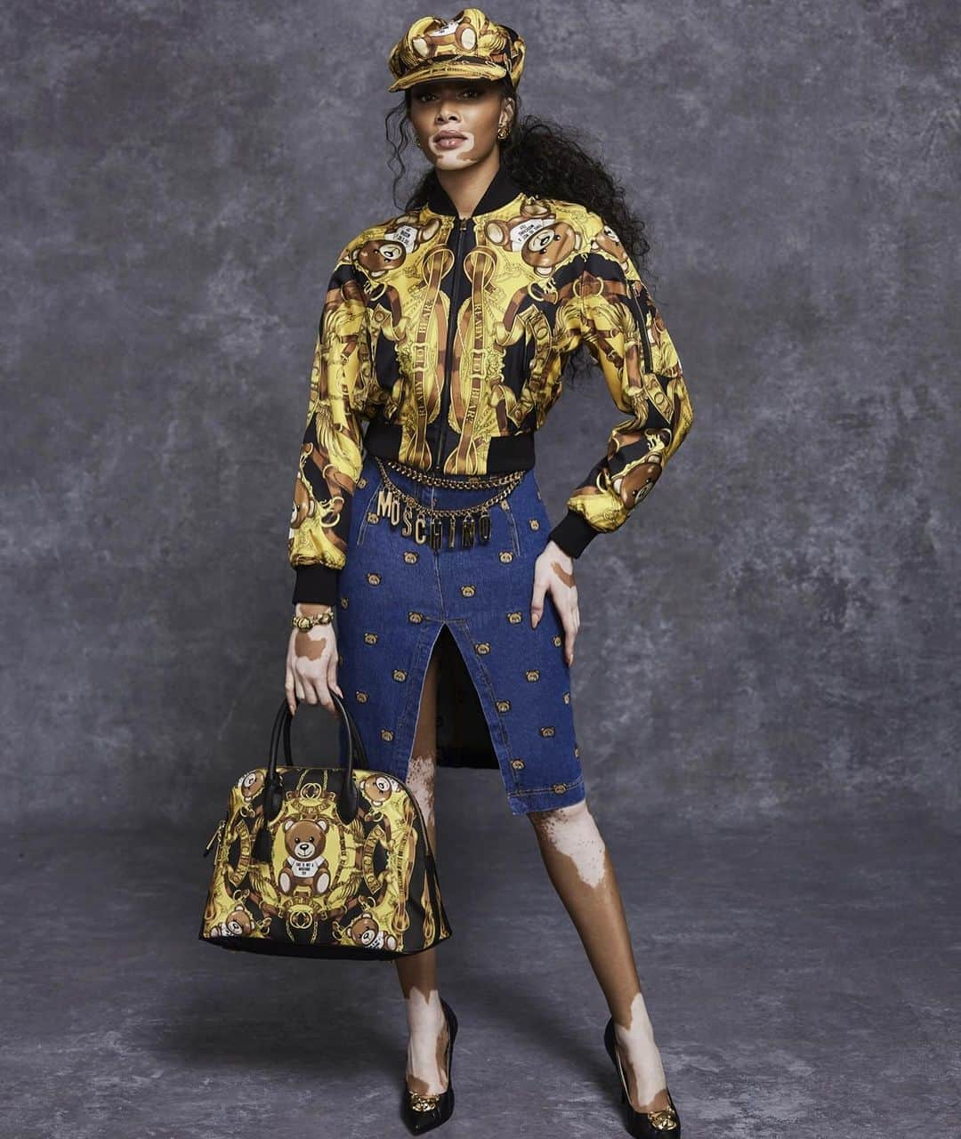 Moschinoさんのインスタグラム写真 - (MoschinoInstagram)「Moschino Women’s PreFall 2021 @winnieharlow #winnieharlow #moschino @itsjeremyscott photo @marcus_mam」12月12日 3時34分 - moschino