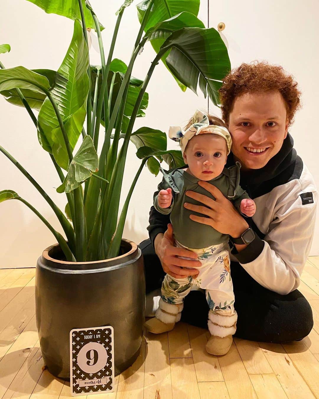 ムスタファ・アミニのインスタグラム：「Happy 9 months my princess.. Vienna with her favourite snack “DIRT” 🤣⏰👸🏻#timeflies #9monthsold」