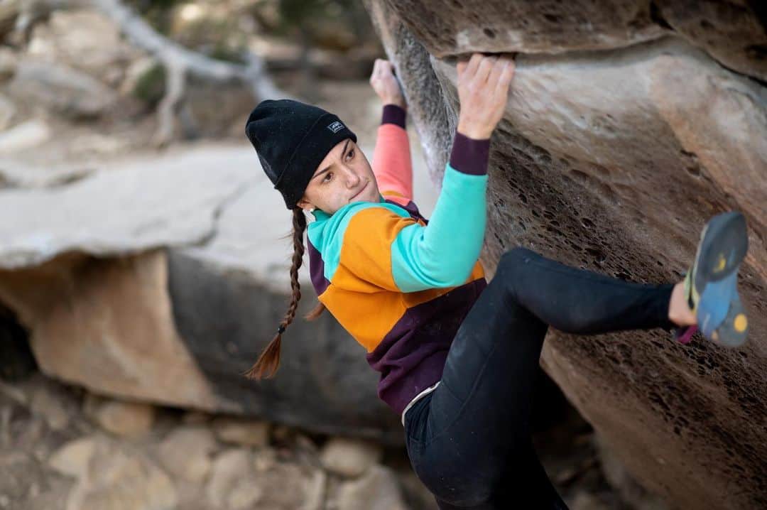 ペイジー・クラッセンのインスタグラム：「A bouldering trip to Joe’s Valley, in which my most repeated phrase of the trip was, “you got me? You sure? No I’m dropping, catch me!” Are @arjandekock’s shoulders sore from having to reverse lift me off of every boulder? Probably not, since he’s very strong. I, on the other hand, am extremely sore from trying to keep up. My shoulders might never recover from this foot cut on Resident Evil, but at least it worked and I got to send a small pebble in a sea of other small pebbles. Climbing is weird. I guess I’ll go bouldering again though, I liked it.  Photos by my spotter extraordinaire, @arjandekock. Style by @eddiebauer, Skwamies that never slipped out of that heal toe cam by @lasportivana, recovery collagen by @physivantage. I wish I was tied into a @maximropes.」