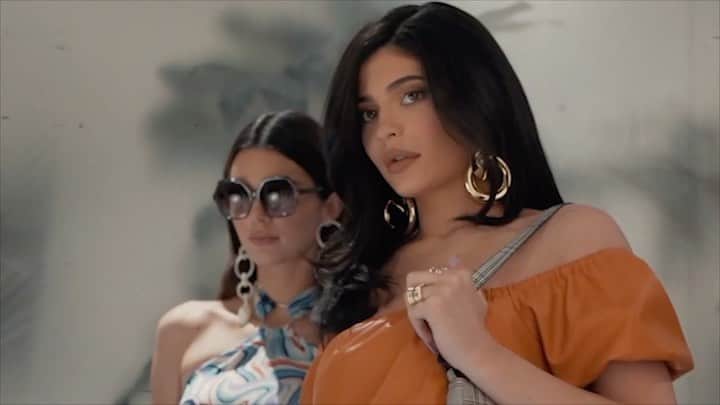KENDALL + KYLIEのインスタグラム：「Excited to announce that select eyewear and handbag styles are now available @virginmegaksa ✨ Shop them today through the link in our bio #kendallandkylie」
