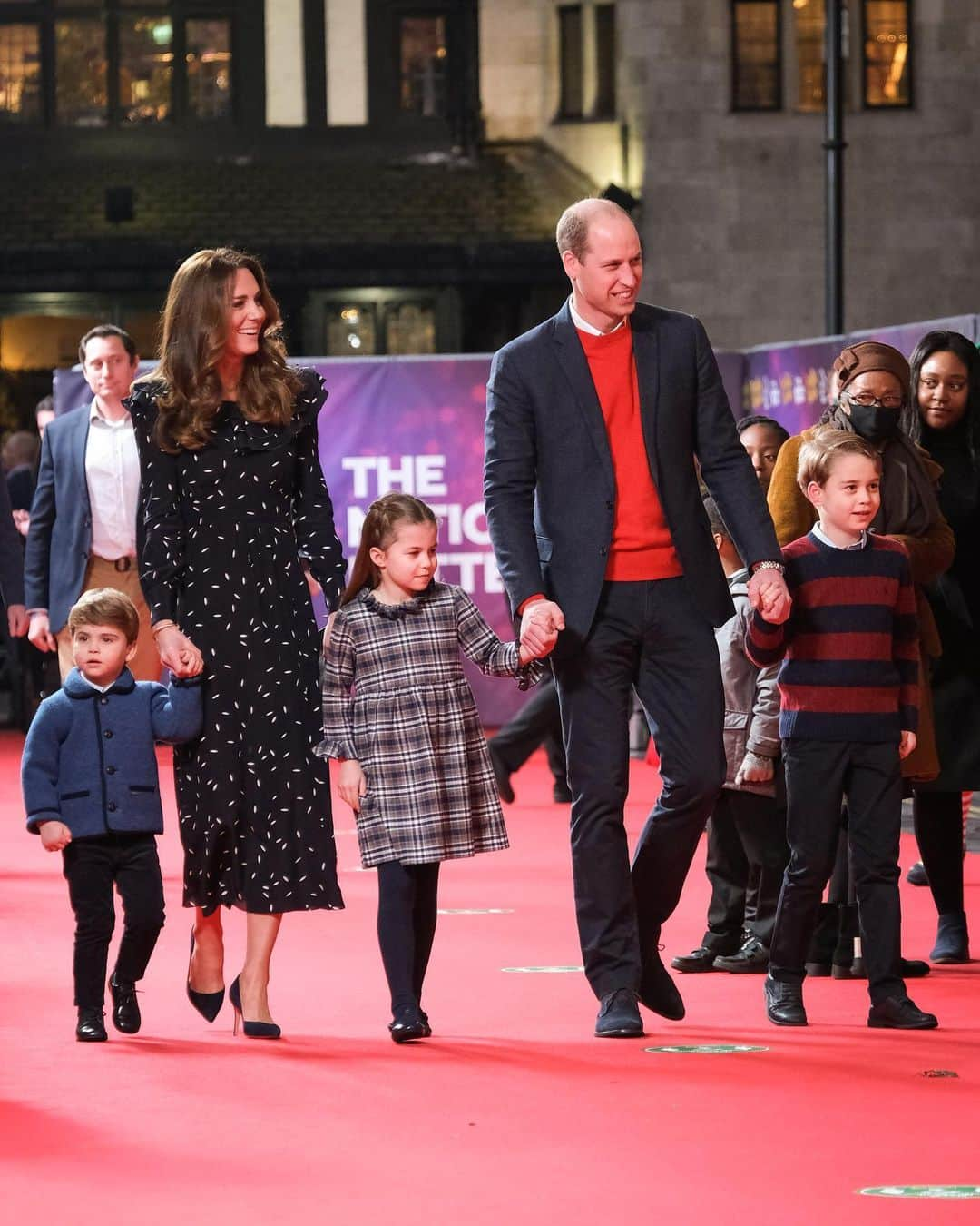 ウィリアム（ケンブリッジ公）さんのインスタグラム写真 - (ウィリアム（ケンブリッジ公）Instagram)「🎄The Duke and Duchess and their family attended a special pantomime performance of The National Lottery’s Pantoland at The Palladium, which was held to thank key workers and their families for their phenomenal efforts this year.   Before the performance, The Duke delivered a short speech to thank those across the country for the sacrifices they have made to keep the country operating and to support their communities throughout the COVID-19 pandemic.  During the interval, The Duke and Duchess also met a small number of key worker families to hear more about their experiences over the past year, before popping backstage to thank the cast and crew.」12月12日 3時35分 - princeandprincessofwales