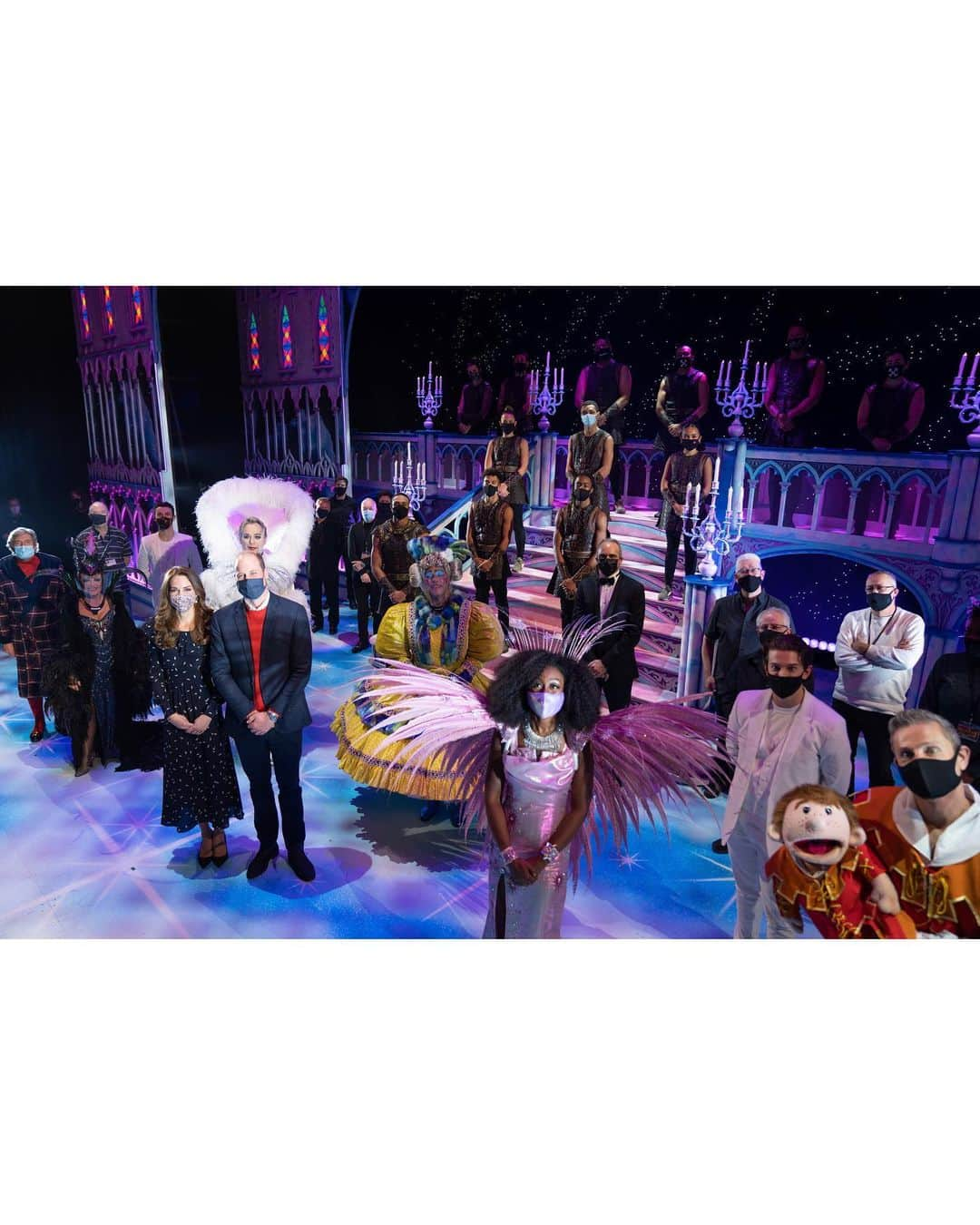 ウィリアム（ケンブリッジ公）さんのインスタグラム写真 - (ウィリアム（ケンブリッジ公）Instagram)「🎄The Duke and Duchess and their family attended a special pantomime performance of The National Lottery’s Pantoland at The Palladium, which was held to thank key workers and their families for their phenomenal efforts this year.   Before the performance, The Duke delivered a short speech to thank those across the country for the sacrifices they have made to keep the country operating and to support their communities throughout the COVID-19 pandemic.  During the interval, The Duke and Duchess also met a small number of key worker families to hear more about their experiences over the past year, before popping backstage to thank the cast and crew.」12月12日 3時35分 - princeandprincessofwales