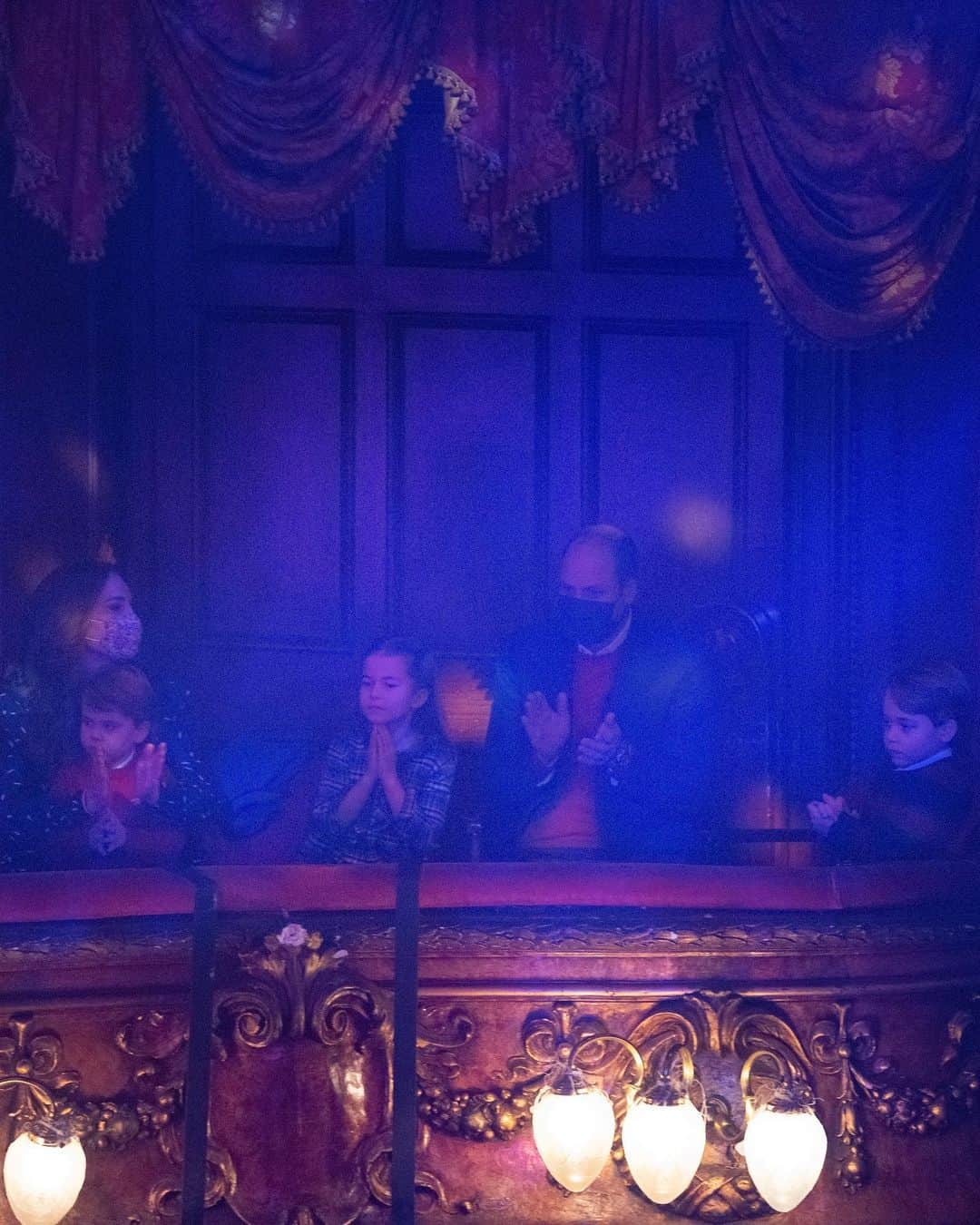 ウィリアム（ケンブリッジ公）さんのインスタグラム写真 - (ウィリアム（ケンブリッジ公）Instagram)「🎄The Duke and Duchess and their family attended a special pantomime performance of The National Lottery’s Pantoland at The Palladium, which was held to thank key workers and their families for their phenomenal efforts this year.   Before the performance, The Duke delivered a short speech to thank those across the country for the sacrifices they have made to keep the country operating and to support their communities throughout the COVID-19 pandemic.  During the interval, The Duke and Duchess also met a small number of key worker families to hear more about their experiences over the past year, before popping backstage to thank the cast and crew.」12月12日 3時35分 - princeandprincessofwales