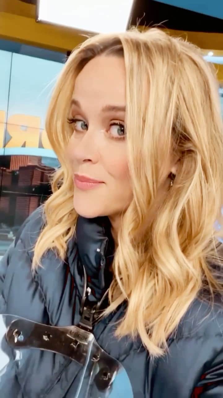 リース・ウィザースプーンのインスタグラム：「Guess who’s back!!!! @themorningshow 🌞☕️」