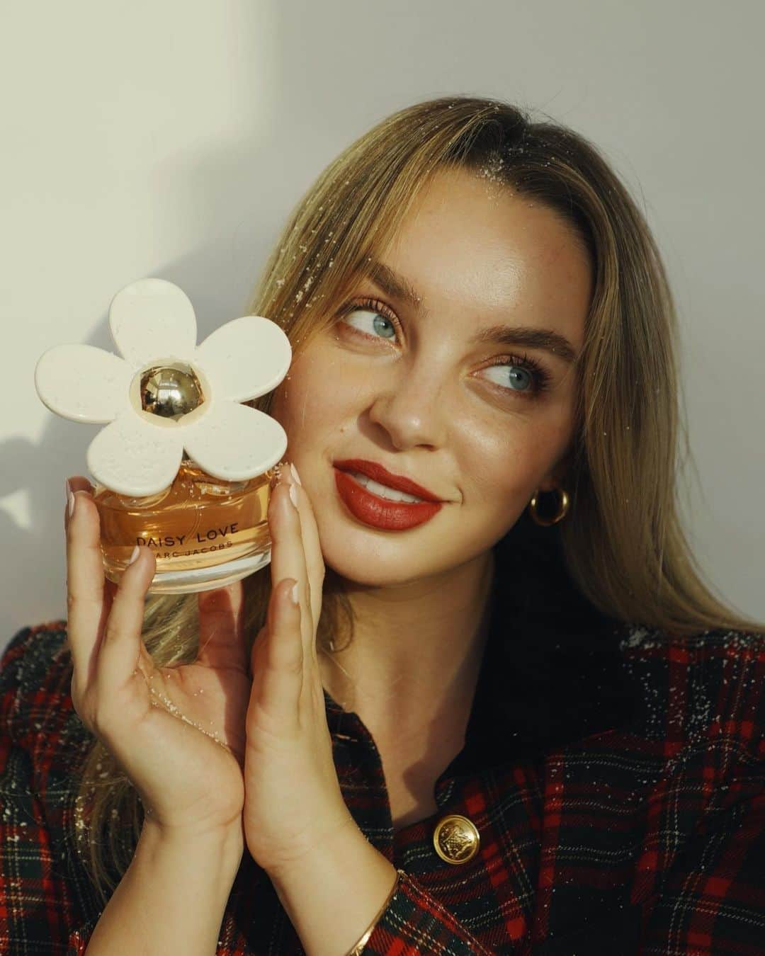 アレクサ・ロジーのインスタグラム：「Daisy by Marc Jacobs has been my go to gift for over a decade. It’s the perfect sweet scent that smells beautiful on everyone. My signature fragrance  I love to share with people I love which means I’m doing a giveaway.   To enter "like" this post & tag a friend you would like to gift #MJDaisy to this holiday season. Also follow and show some love to @marcjacobsfragrances for a chance to win Daisy for you and your best pal. I’ll be personally picking 4 winners and notifying them by DM. Deadline to enter is December 14th.   @marcjacobsfragrances #MJDaisy #FriendsofDaisy #MJPartner」