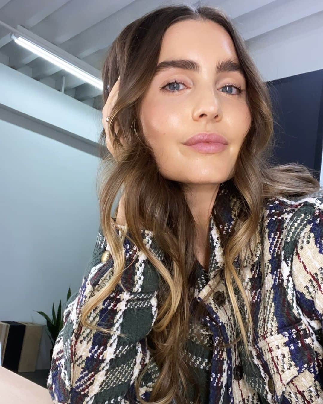 Kirsty Godsoのインスタグラム：「High performance to me means performing all day, not just the one hour that I am working out. From sweat to rain to sunshine, cardio to commuting, masks to a fresh faced glow, @revlon colorstay foundation keeps me covered for all 24 hours of the day and whatever it throws at me ✨#Colorstay」