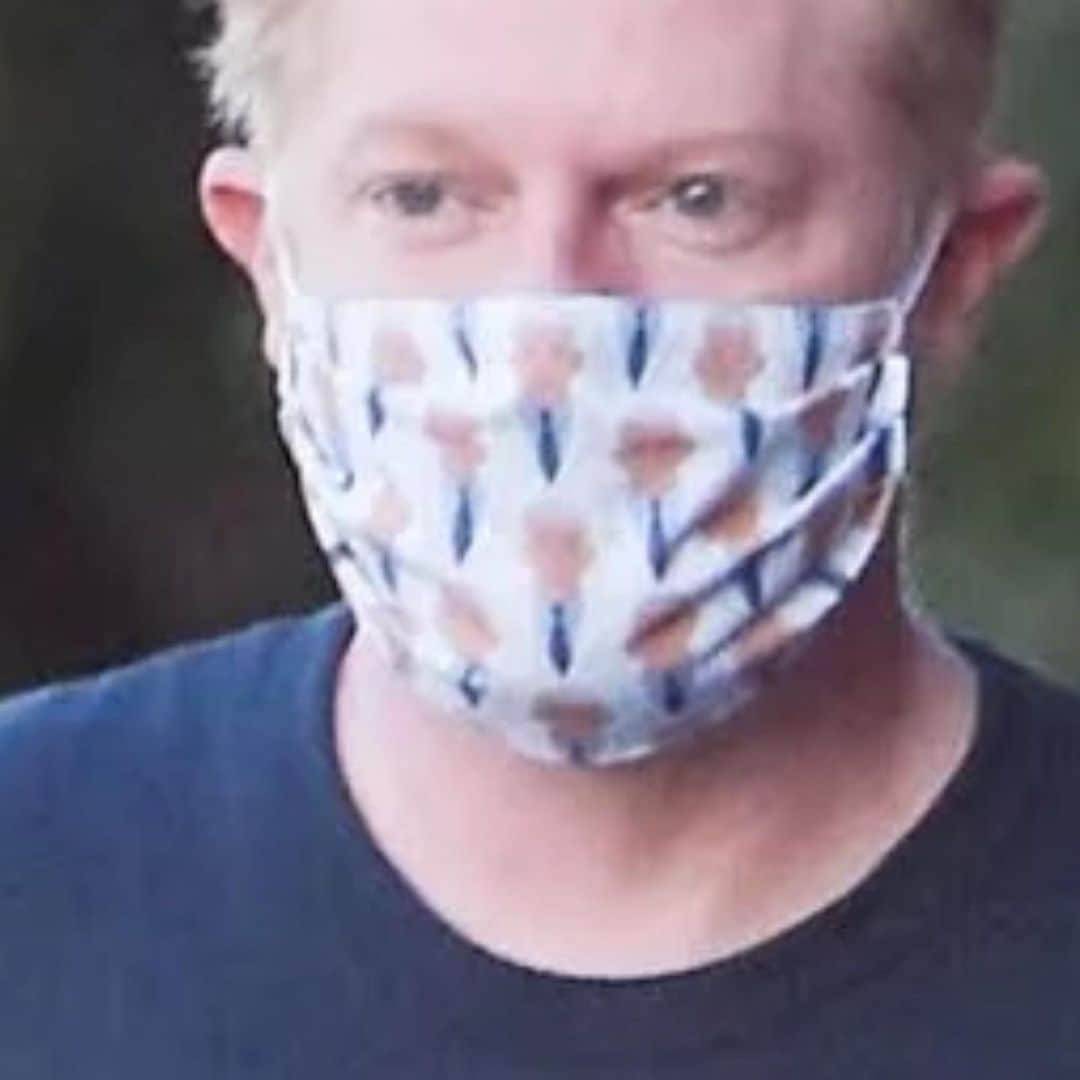 ジェシー・タイラー・ファーガソンさんのインスタグラム写真 - (ジェシー・タイラー・ファーガソンInstagram)「Wearing my Dr. Fauci mask on my way to get a Covid test.」12月12日 3時40分 - jessetyler