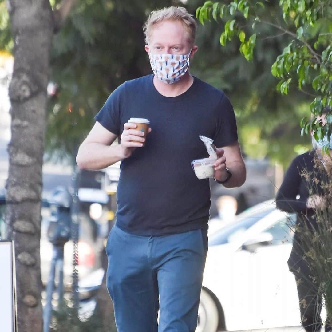 ジェシー・タイラー・ファーガソンのインスタグラム：「Wearing my Dr. Fauci mask on my way to get a Covid test.」
