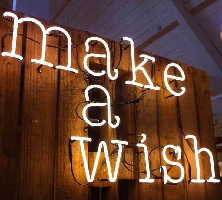 ミッシェルジョナスのインスタグラム：「Make a wish. Every single day. ❤️ www.mijobymichellejonas.com #michellejonasdesigns #michellejonastravelwear  • • • • #SupportSmallBusiness #Colors #BeachLiving #MadeInLA #poolside #resortwear #evolving #perspective #loveyourlife #summertimeclothes #beautyisintheeyeofthebeholder  #nobettertimethannow #popofcolor #instafashionistas #vacationwear #travelwear  #loveyourlook #fallinlovewiththeprocess #love #yourelovely #friends #besafeeveryone #tiedyedinLA #HandDyed #Inspiration」
