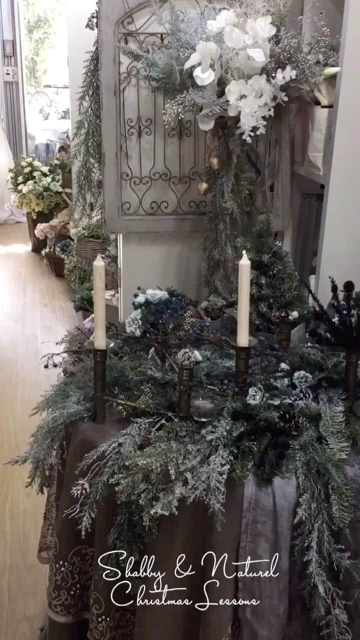のインスタグラム：「あっというまに、もうすぐ クリスマス！ ・ シャビナチュアトリエでは、クリスマスとお正月が今一緒に来ています。^_^ ・ やっぱり、この季節はバタバタだけど、ドキドキワクワク楽しいですねー^_^ ・ なかなかコロナも気がかりですが、今年もどうぞクリスマスシーズンを楽しまれて下さいね！ ・ #シャビーアンドナチュラル #シャビーアンドナチュラル認定校 ・ #朝起きたらインスタ変わってた #リール楽しい  かも^_^ ・ #snクリスマスリース  #snクリスマスツリー  #snクリスマス #flowerarrangement#shabbychic#シャビーシック #アレンジメント #フラワーアレンジメント#フラワー #アーティフィシャルフラワー#ナチュラル #シャビーアンドナチュラル#シャビナチュ#フラワーデザイン#リース @mm_branding_design」