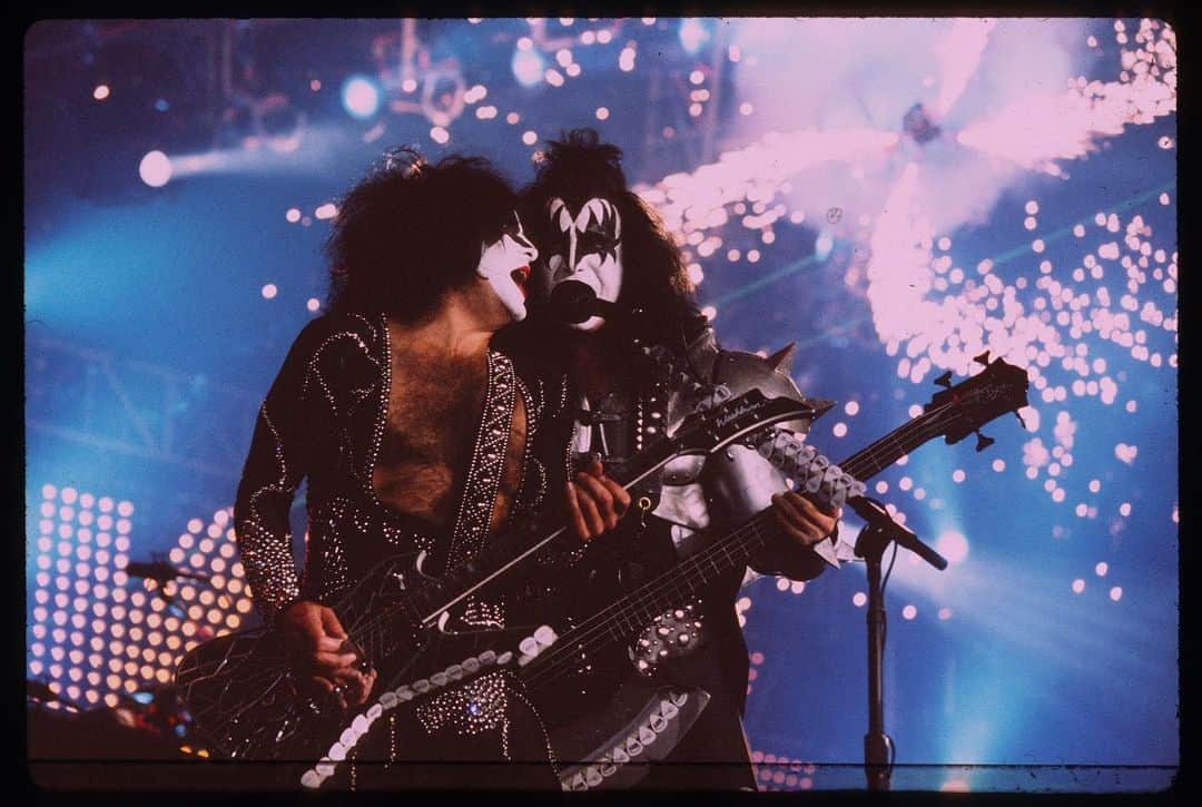 KISSさんのインスタグラム写真 - (KISSInstagram)「#KISSARMY! Everyone remembers their first #KISS, and this New Year’s certainly will be one to remember. Share photos of your first KISS show with us using #KISS2020Goodbye to get us pumped for our next show.   @atlantisthepalm」12月12日 3時49分 - kissonline