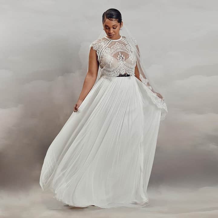 のインスタグラム：「Curve Collection • Itala Top & Anika Skirt We at Catherine Deane firmly believe that every woman is a goddess, and we couldn’t be more excited to announce our Curve collection range within our bridal separates offer!✨💍  #weddingdress #weddingdressinspiration #weddinggown #weddinggowndesigner #bridalcouture #CDbride #cdloves #catherinedeanebride #catherinedeane #celebration #vintage #daydreammuse #boho #romantic #wedding #sustainablefashion #sustainability #plussize #plussizebridal  CREDITS: Model: @hunterroseeee Photographer: @michaeloliverlove」
