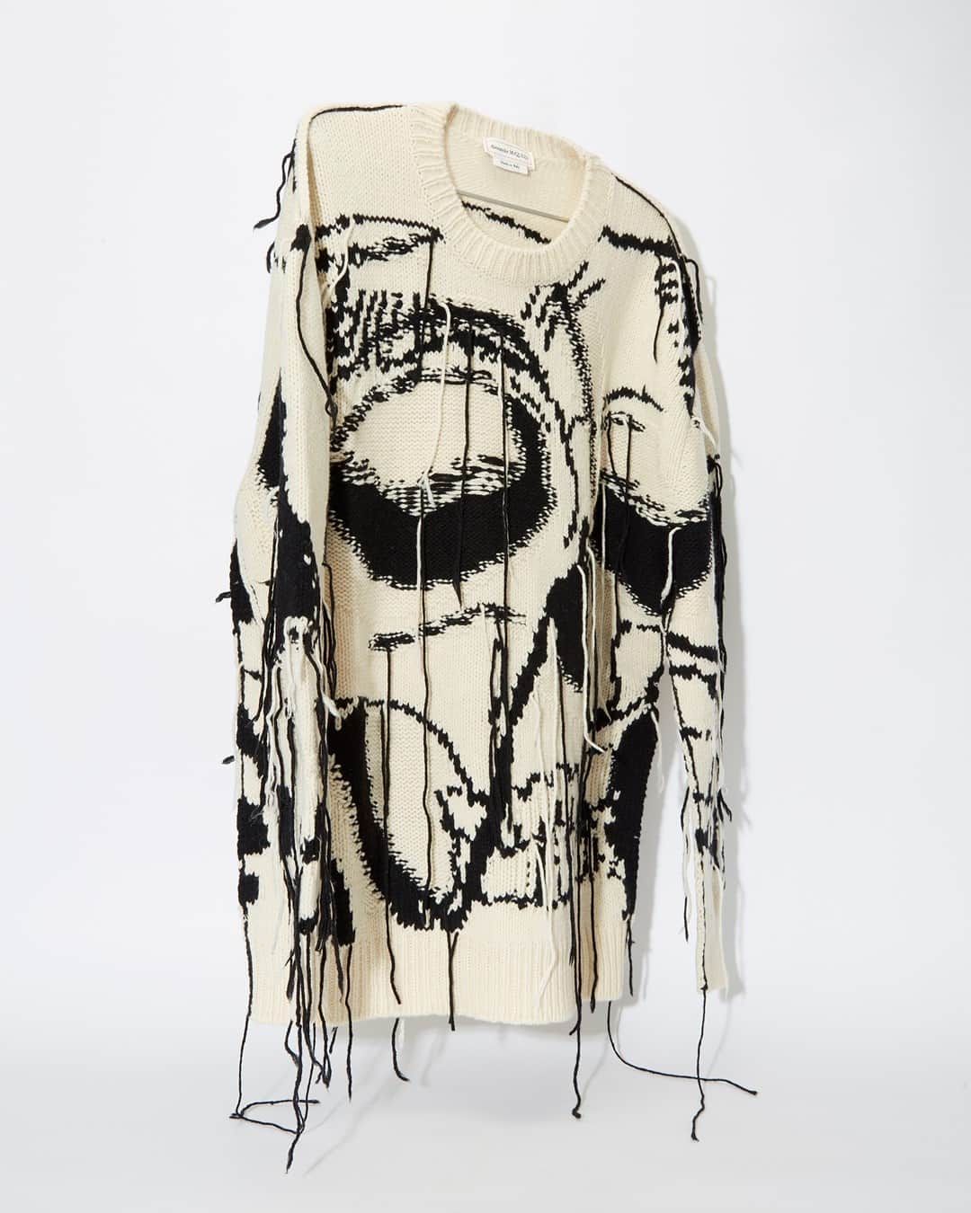 エルエヌシーシーのインスタグラム：「Integral to Alexander McQueen’s culture is the juxtaposition between contrasting elements. This season’s standout collection showcases immaculately tailored separates, intarsia skull motifs and beautifully crafted accessories. @alexandermcqueen」