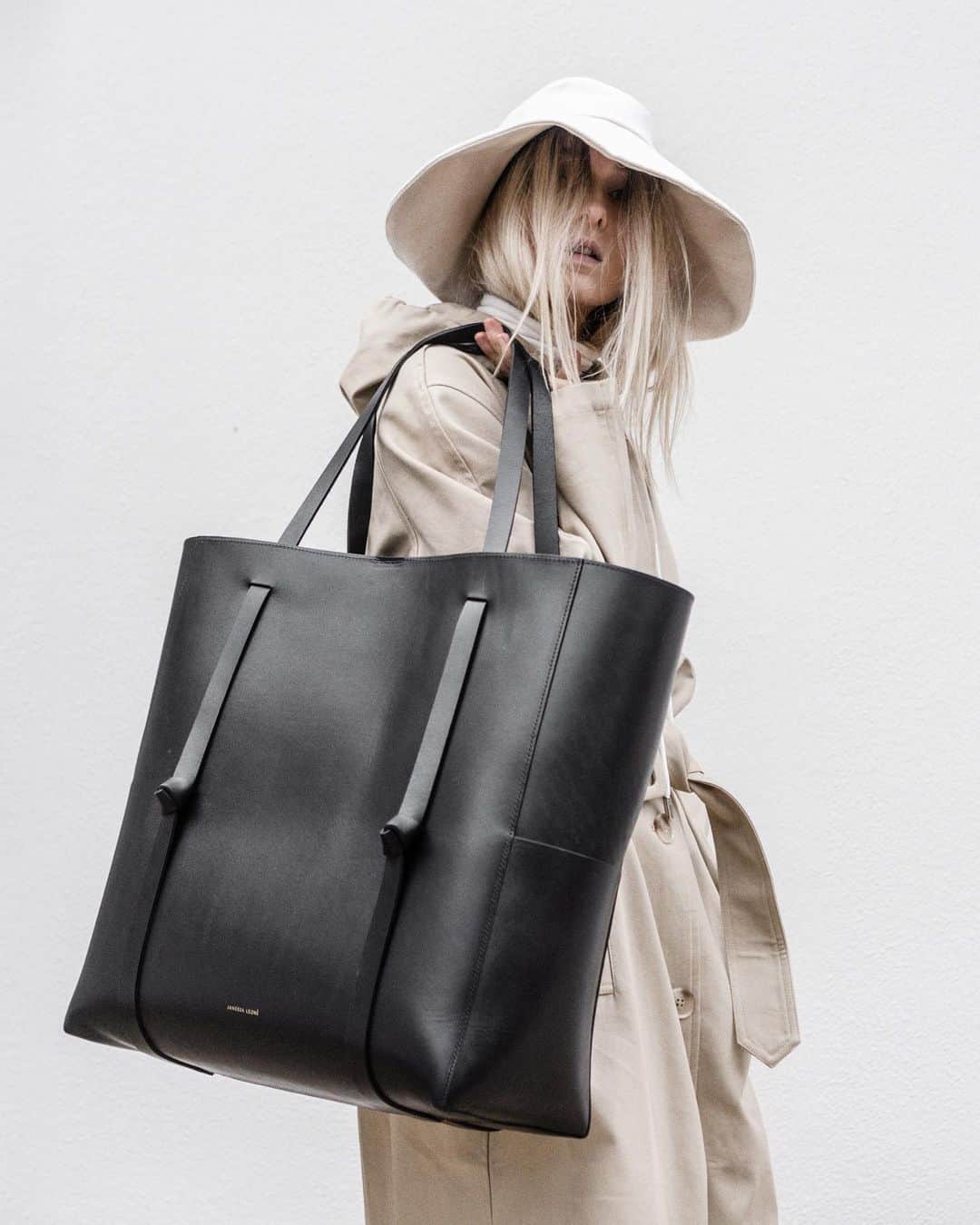 JanessaLeoneのインスタグラム：「BAG 02 + WALKER  #janessaleone」