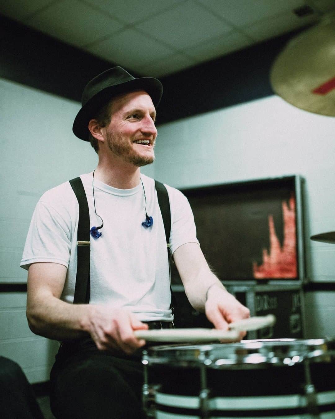 The Lumineersのインスタグラム：「I (Jeremiah) just added the song “Loom” - @olafurarnalds to our playlist.  Songwriting is difficult enough. Then getting the production down is the next challenge. This song by Ólafur Arnolds nails both. It’s the first track off of his brand new album ‘Some Kind of Peace.’ When I started listening I found myself becoming more and more engrossed to the sounds emanating from the speakers. This track evolves slowly and absorbs into your mind and heart. It’s absolutely gorgeous. And I am honored to call him my Mercury KX label-mate. Great job man, this track kills ❤️ - @jeremiahfraites」