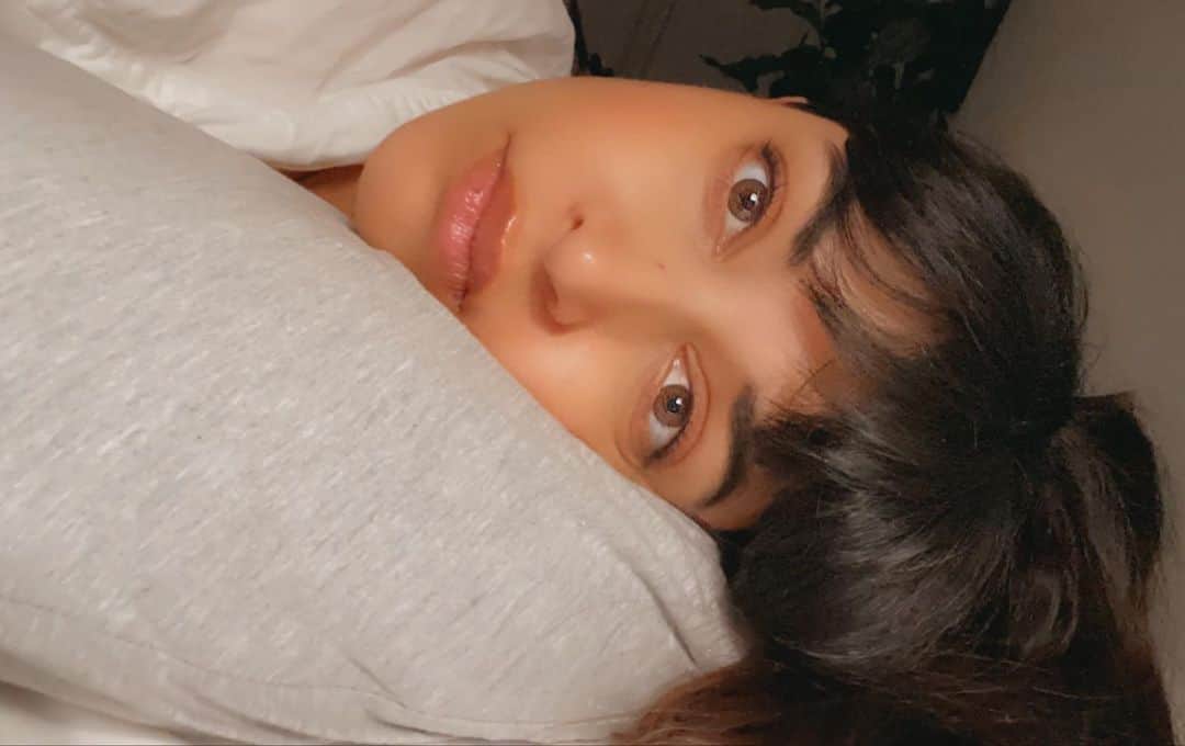 ハンナ・シモンのインスタグラム：「Cute Quiz to get to know more about me!   Favorite color: Bed Most craved food: Bed Dream place to holiday: Bed Celebrity crush: Bed Best episode of TV: Bed Secret skill: Bed Cutest animal: Bed Mountain or Beach: Bed Workout tip: Bed What’s in your bag: Bed  I WISH I WAS JOKING WHASSUP 2020 NAPTIME KTHXBYE」