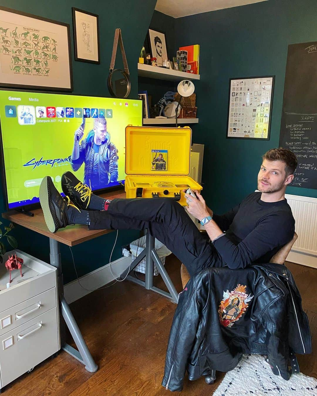 ジム・チャップマンさんのインスタグラム写真 - (ジム・チャップマンInstagram)「Ad  I’m feeling very lucky to have been given a copy of @cyberpunkgame along with some very special extras (swipe across to see the tour!)  It’s out on all platforms now, so we can all hang out with Keane Reeves in Night City - See you there! #CyberPunk2077」12月12日 3時58分 - jimchapman