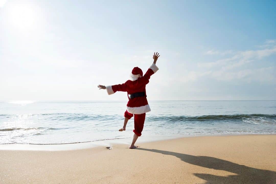 Trump Waikikiさんのインスタグラム写真 - (Trump WaikikiInstagram)「Even Santa needs a tropical getaway every once in a while. Book yours at TrumpHotels.com/Waikiki #NeverSettle」12月12日 3時59分 - trumpwaikiki