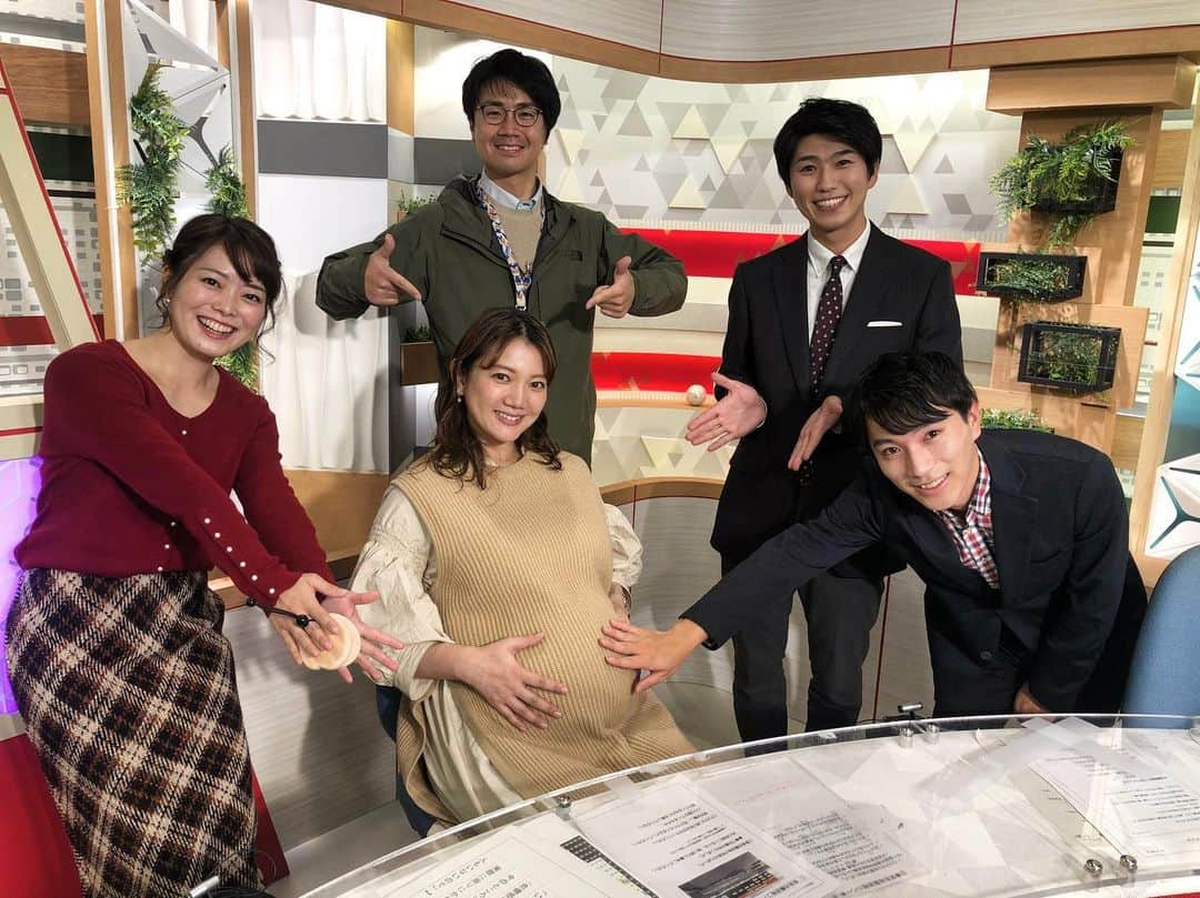 藤坂奈央さんのインスタグラム写真 - (藤坂奈央Instagram)「. 今週もJチャン長崎をご覧いただき ありがとうございました！ . 番組内でもお伝えしましたが 川越智子アナウンサーが産休に入ります🌷 コロナで大変な時期ですが 無事に元気な赤ちゃんが産まれますように😌 母になるってすごいなあ . #Jチャン長崎 #産休 #胎教にカスタネット#アナウンサー #川越智子 #吉永龍司 #玉置佑規 #藤坂奈央 #気象予報士 #野仲郁宏  #気づけばフォロワー1000人 #うれしい #感謝 . ヘアメイクは#nacre さん 衣装はウィンターセール開催中#タナカヤ さんでした💓 .」12月12日 4時02分 - naofujisaka_