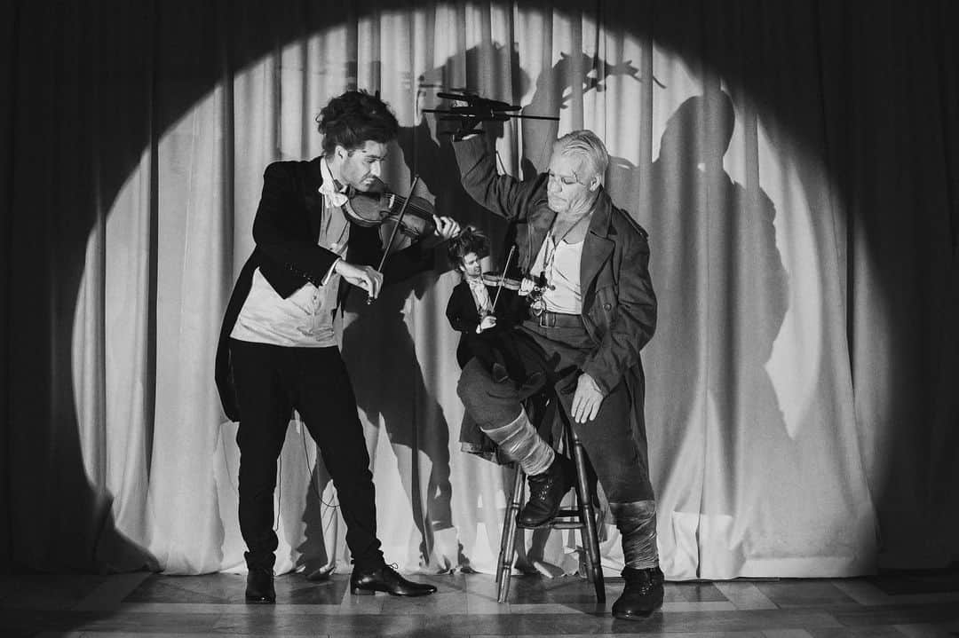 デイヴィッド・ギャレットさんのインスタグラム写真 - (デイヴィッド・ギャレットInstagram)「Till Lindemann and violinist David Garrett are today releasing their version of the hit song "Alle Tage ist kein Sonntag", which was much heard in the 1920s and 1930s. The video is now available on YouTube! (Link in Story) #alletageistkeinsonntag #davidgarrett #tilllindemann #newsong」12月12日 4時03分 - davidgarrettinsta