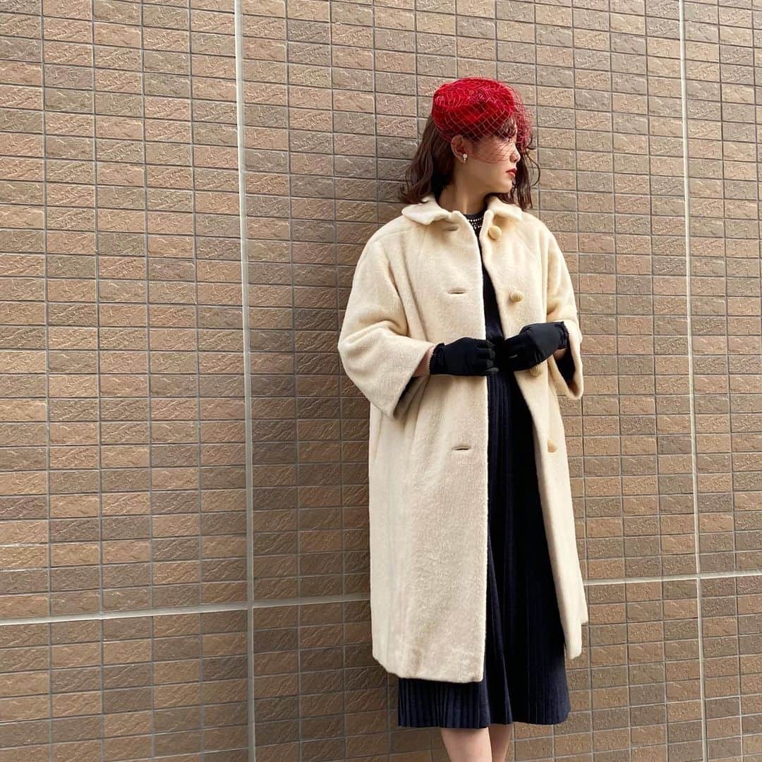 NUTTY Vintage&Collectibleのインスタグラム：「🇺🇸NEW ARRIVAL🇺🇸 from U.S.A  ☑︎vtg 50's white coat  お探しの方も多いのでは？ NUTTYでも大人気！ クリームホワイトの柔らかな表情のコートを 入荷いたしました☃️  冬のホワイトコートは主役級♡ すっきりシルエットでキュートになりすぎず、 綺麗にあわせていただけます。  個性的なカッティングの大きなボタンも 当時らしいアクセント。  （着用スタッフ164cm）  バイヤー選りすぐりの アメリカより買い付けたばかりのNEWアイテムは メンテナンス後、順次お出ししております！  SNS掲載アイテムは通販も可能ですので お気軽にお問い合わせ下さい💌  NUTTYで今冬のお洒落を お楽しみいただけますように…♡  ------------------------------------ 🛍NUTTY通販について🛍 ------------------------------------- ＜ONLINE STORE＞ VINTAGE▶︎http://nutty.theshop.jp/ USED SELECT▶︎https://nuttyselect.official.ec/ （プロフィールページURLよりjump🕊） ㅤㅤㅤㅤㅤㅤㅤㅤㅤㅤㅤㅤㅤ ＜VIDEO CHAT SHOPPING＞ テレビ電話をお繋ぎして、リアルタイムでご案内いたします。詳細は過去の投稿をご覧ください。」