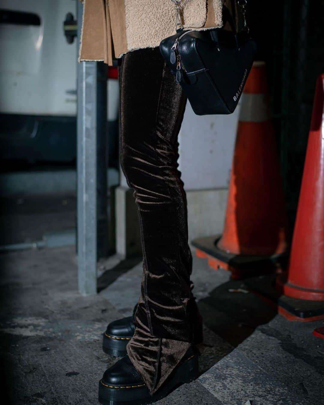 Fashionsnap.comさんのインスタグラム写真 - (Fashionsnap.comInstagram)「【スナップ】 Name namika Jacket #used Pants #VIAVANDA Bag #BALENCIAGA Shoes #DrMartens  Photo by @shouta_boy   #スナップ_fs #fashionsnap #fashionsnapwo_men #snap #ファッションスナップ #streetsnap #ストリートスナップ #japan #tokyo #fashion #streetstyle #streetwear #streetscene #ストリートファッション #style #コーディネート #tokyofashion」12月12日 15時13分 - fashionsnapcom