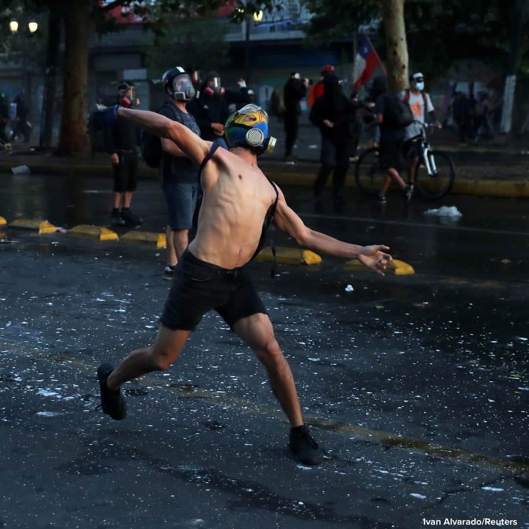 ABC Newsさんのインスタグラム写真 - (ABC NewsInstagram)「Demonstrators clash with with police during a protest against Chilean Pres. Sebastian Pinera in Santiago. Hundreds of people took the streets demanding the release of those detained during the wave of protests that broke out in October 2019. #chile #protests」12月12日 15時06分 - abcnews