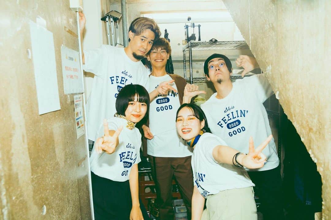 のインスタグラム：「・ 昨晩はShe is feeling goodツアーファイナル、本当に有り難うございました☀️  大好きな作品に携わることができて、とても幸せです！ ゆいちゃんがまたステージの上に連れ出してくれました。やはり、ライブはとても楽しかったよ〜 バンドメンバーの皆さんにも本当にお世話になりました！ 2020年の素敵な思い出💐  📷photo by @_rrkoo」