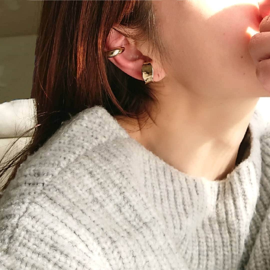 nori0620のインスタグラム：「金属アレルギーが、年々酷くなり  酷い時には、痒みや出血も  それでもコーティング剤や樹脂のカバーなどを付けながら 無理をしてピアスをしていたら 首のリンパが腫れて体調を崩してしまったことも  それから、ここ最近はずっとイヤーカフばかりに  @goldy_jp のイヤーカフは どんなアイテムにも合わせやすく さりげないけれど、耳元を華やかにしてくれる。  goldがすぐに変色してしまうことがないのもうれしい✨  #instafashion#instapick#accessory#アクセサリー#earcuff#イヤーカフ#@goldy_jp #シンプル#locari」