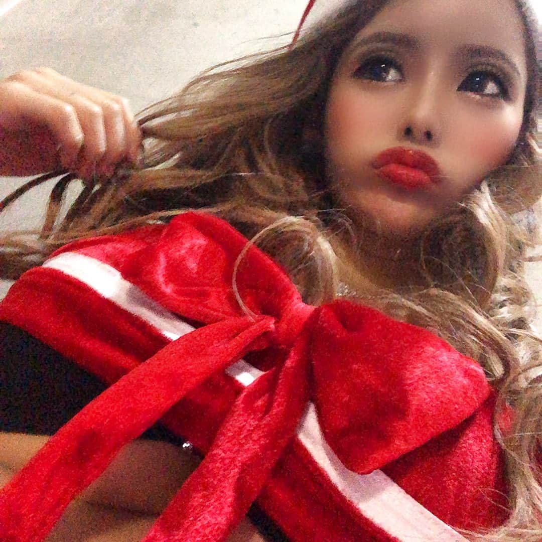 のインスタグラム：「みんなが言うんだ  りえちゃんのサイズ 絶対合ってないらしい🥺  マライア新曲ダンス  見に来てね❤️  #クリスマス #はみでるカルビ  #はみでるおっぱい ＃下をしまうと上が ＃上をしまうとしたから ＃無限ループ #メリーxmas」