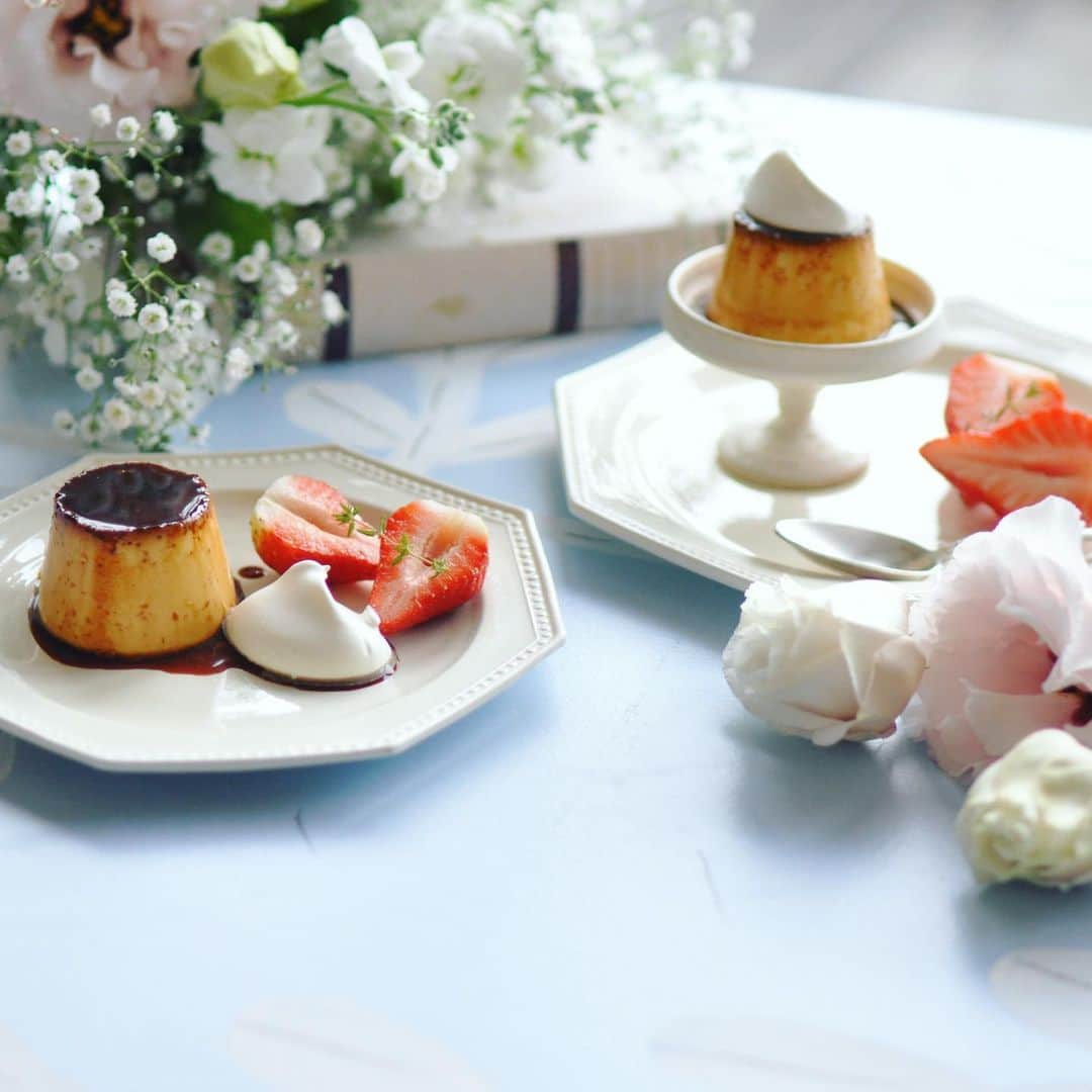 のインスタグラム：「2020.12.12 +sweets  ・ プリンが 食べたくなって 昨日は隙間時間に プリン作り♪ ・ おうちで手作りは 材料にこだわれる ところ。 バニラビーンズは @cotta_corecle  さんのもの。 自分好みにできて 満足です❤︎ ・ #プリン#暮らし#アンティーク #オクトゴナル#花のある暮らし  #テーブルフォト#丁寧に暮らす #手作りおやつ#フーディーテーブル  #コッタ#製菓材料ならコッタ  #レシピもコッタ #cotta #pudding #homemade #antique #ig_japan #igersjp  #instagram#Nikon#life #teatime」