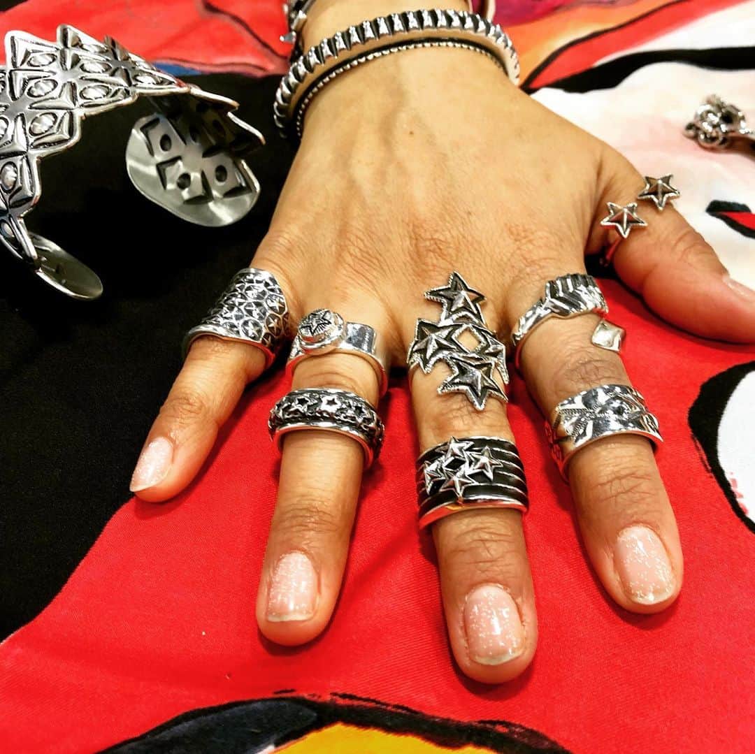 コディ サンダーソンのインスタグラム：「#cowboychristmas2020 booth 3314 #navajojewelry #silver #ring #bracelet @louisvuitton @codysanderson_official @codysanderson_hankyu_tokyo @codysanderson_legaldepartment @patriciaclavijo90」