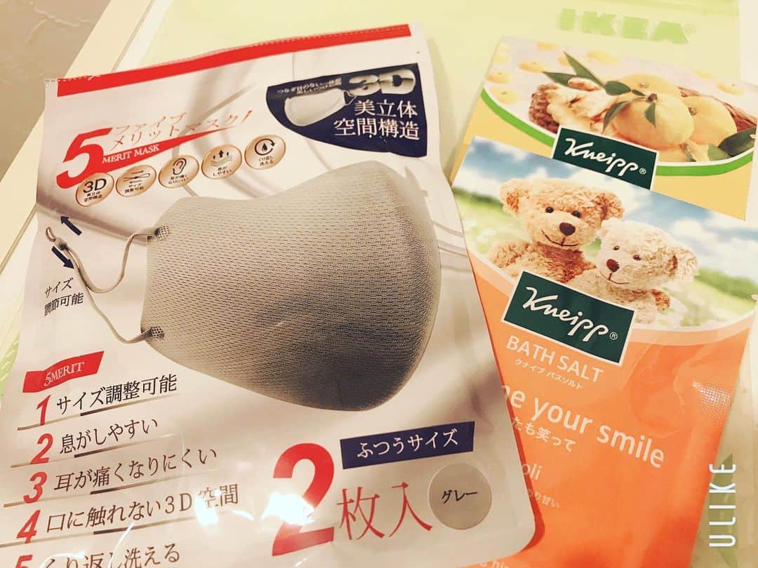 Shapes（シェイプス）梅田店/西梅田店のインスタグラム：「こんにちは！ リボーンマイセルフ梅田店山本です。 先日お客様よりとても有難いお心遣いをいただきました😭❣️ マスク着用で肌荒れに悩んでいたら オススメのマスクを必死で探してくださり。。。 早速着用しております❗️ 呼吸がしやすく肌にまとわりつく感じがなくて驚きです🥰 ・ 一緒に入浴剤もとてもうれしく 家のバスタイムも楽しみです💕 本当にありがとうございます〜😍 ・ ・ 乾燥しやすい時期には、 食事でのインナーケアも必要です。 蓮根、里芋、鳥もも肉などは 体を潤す働きがあるので 乾燥の時期には日々の食事に 取り入れれると良いです☺️✳︎ ・ ・ ・   #shapes#ダイエット#パーソナルトレーニング#女性専用#シェイプス#痩せる#モデル#筋トレ#大阪#ダイエット日記#スタイル#梅田#ジム#Shapes梅田 #梅田ダイエット #梅田ジム #梅田パーソナルトレーニング#シェイプス梅田店#中津#美尻#くびれ#美脚#脚やせ#ウエスト#美魔女#美人#姿勢美人 ・ リボーンマイセルフ 梅田店は、完全女性専用のダイエットパーソナルジムでトレーナーも全て女性！ お客様からダイエットして綺麗になった！着たかった洋服が入るようになった！ など嬉しい口コミも多くいたいているパーソナルトレーニングジムです。ダイエットコース以外にも、ブライダルダイエットの方・部分痩せコース〔お腹痩せ、脚痩せ、小尻）コースも、好評頂いております。」