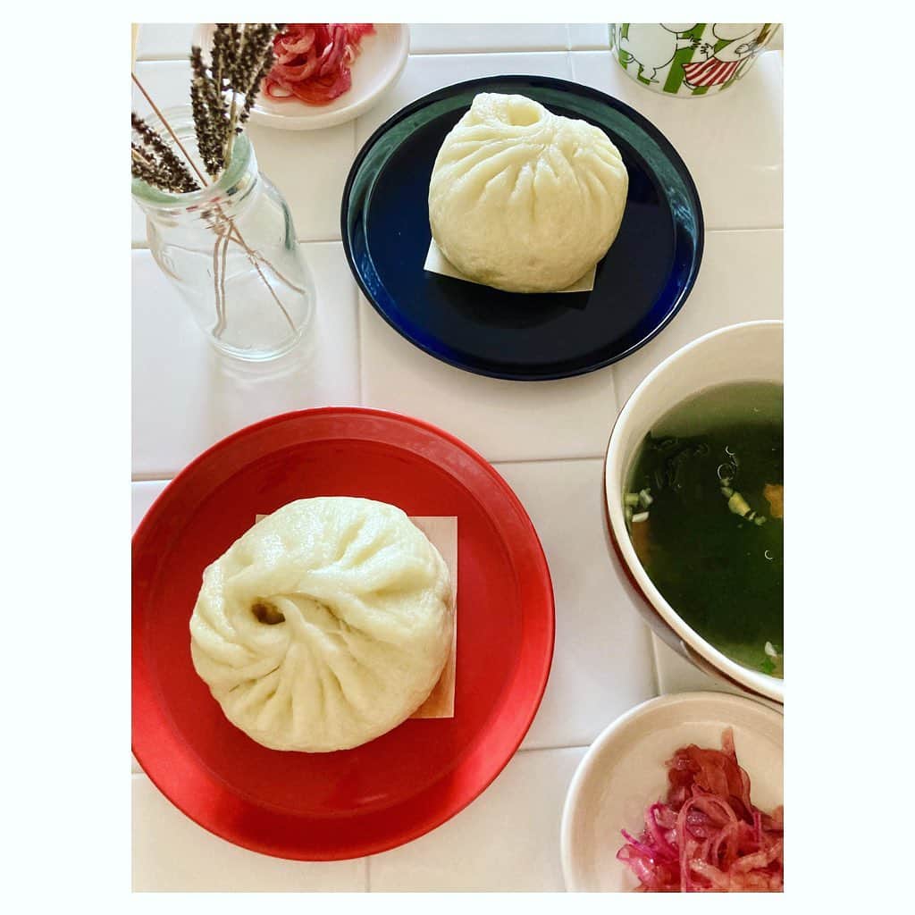 のインスタグラム：「🥢 「551が！あるときぃ〜！」 と叫んでも、福岡出身の夫は 「あーっはっは！」と言ってくれません。 「551が！ないときぃ〜！」と叫んでも 「😯❓」 . まあ、無反応＝正解なんですけどね😓 . #関西あるある #cmのやつ #551 #551蓬莱 #551豚まん #大阪土産 #大阪 #関西グルメ #関西人 #あるある  #今日のランチ　#日々  #日々の暮らし #中華まん #ほかほか」