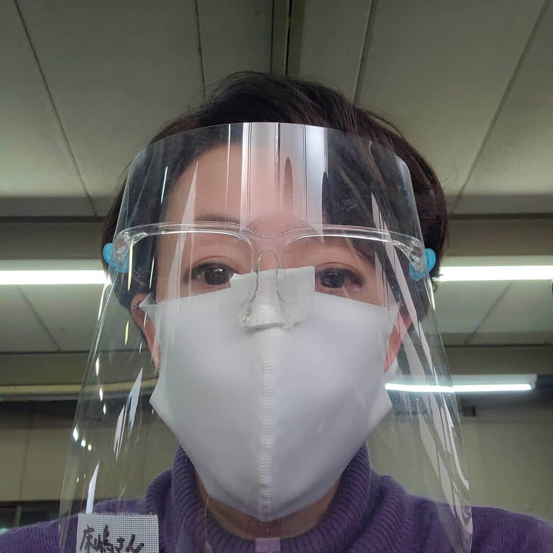 床嶋佳子さんのインスタグラム写真 - (床嶋佳子Instagram)「こんにちは！ 撮影の現場です！ メイクアップ完了しましたが本番ギリギリまでこんな状態です。 ちょっと息苦しいですが頑張ります‼️✊」12月12日 13時41分 - yoshiko.tokoshima