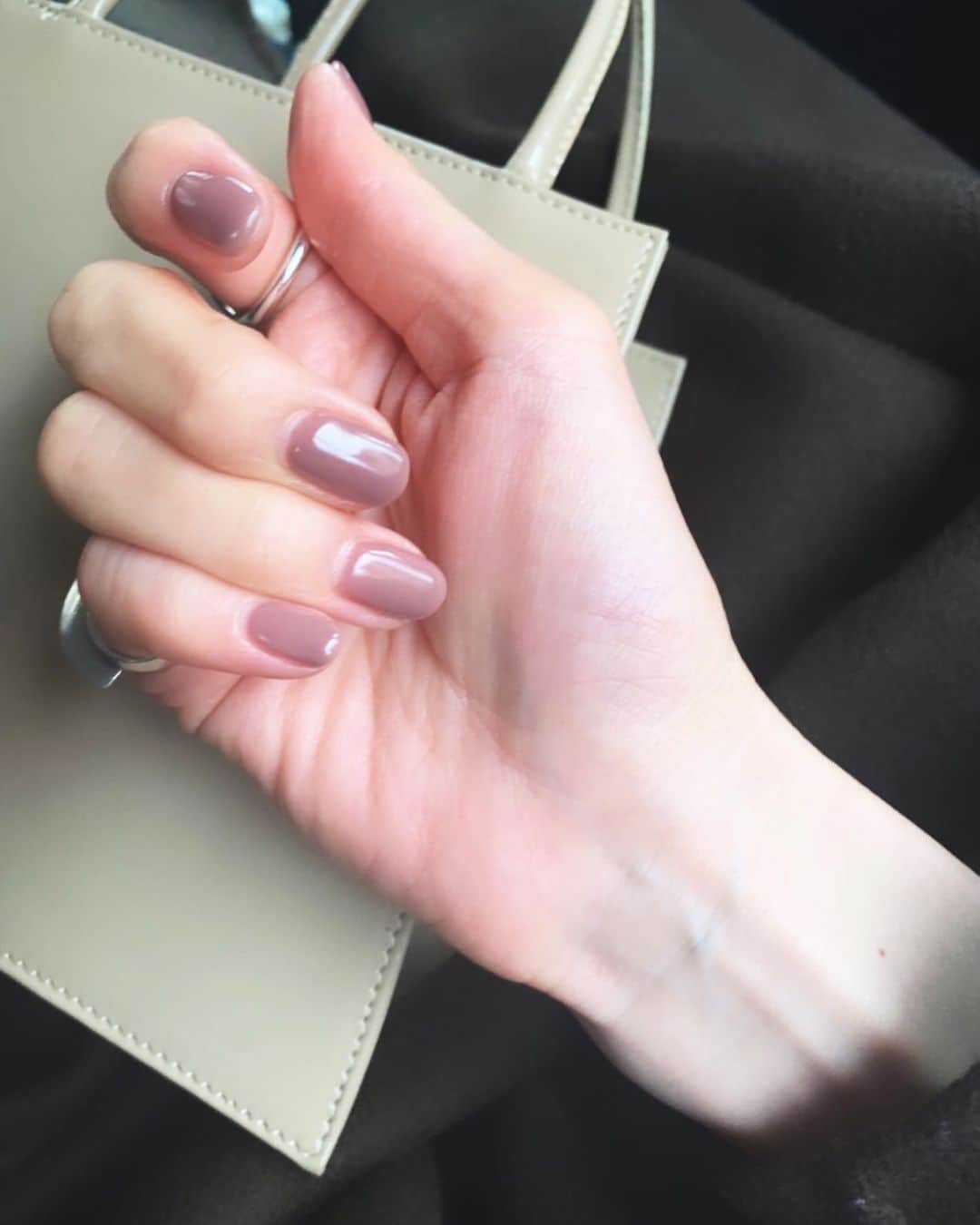 二ノ宮和佳子のインスタグラム：「New Color💅 今回はモーヴブラウンにクリアをすこーし混ぜてもらいました ニュアンスカラー好きとしてはたまらない ありがとうございました  #nail #onecolor」