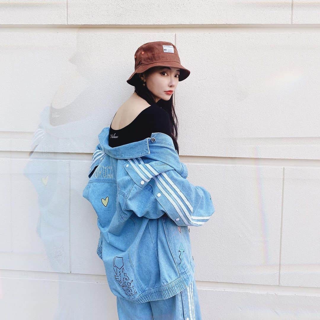 クリスティン・ウェイのインスタグラム：「Casual style #valmuer #ootd #cwfashion  #christinewei #クリスティンウェイ #valmuer #ヴェルムーア #fashiongram #fashionista  #セットアップコーデ」