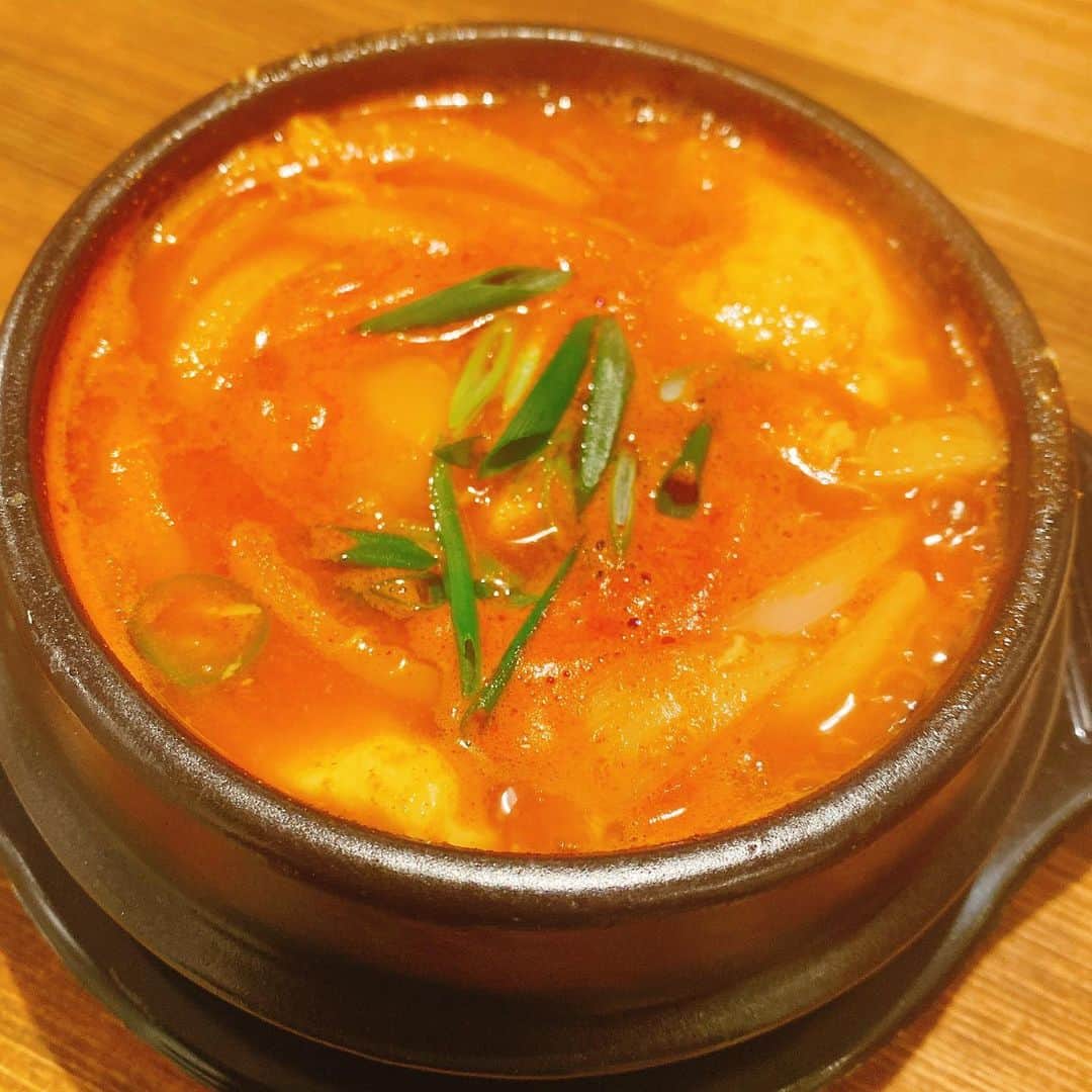 井上公造さんのインスタグラム写真 - (井上公造Instagram)「寂しいけれど1人飯。美人が作る韓国家庭料理は、心も暖まります😋カウンターに座って、グラスワインを飲んで、心地よくなりました‼️  #大阪新町グルメ  #隠れ家  #韓国料理  # 豆腐チゲ」12月12日 13時55分 - inouekozo39