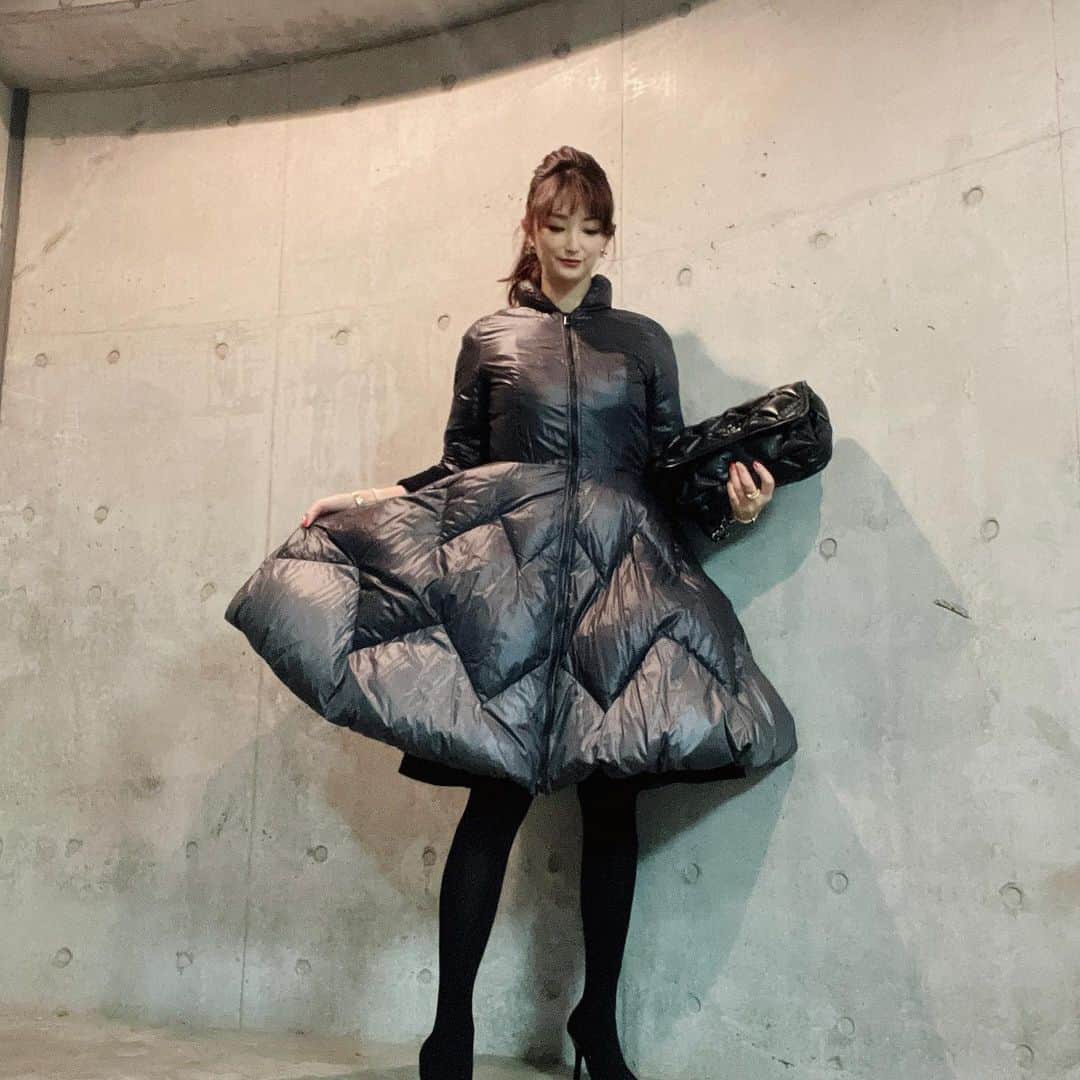 のインスタグラム：「ダウンコートなのに dressy 👗　 暖かさ抜群なので 薄いドレス一枚の上に 羽織れば🙆‍♀️  あまりにも裾が場所を取るので 交通公共機関に不向きな件  さらに臆せず ロングなファーを巻いてしまう のが12月の醍醐味です。  coat  @tatras_official  bag @chanelofficial   #OOTD #ドレスコート #ダウンコート #ホリディ #dress #instafashion  #party #アラフォーコーデ」