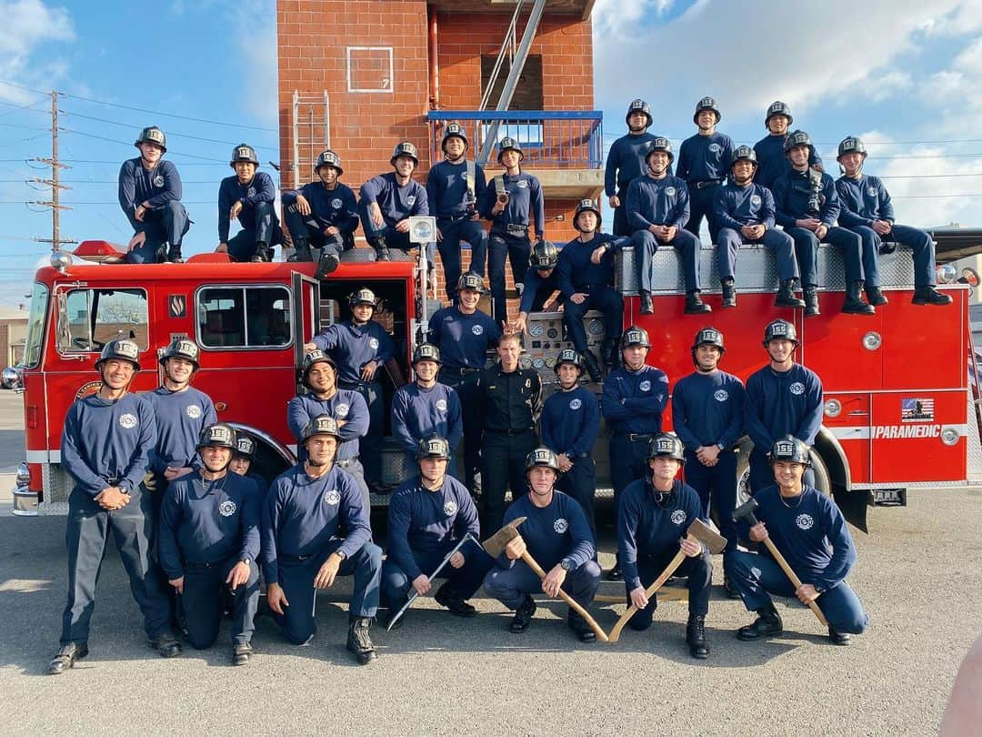 カーリー・ウォパットさんのインスタグラム写真 - (カーリー・ウォパットInstagram)「Couldn’t be more proud to be a part of El Camino Fire Academy Class 155. 16 weeks of training completed. 32 in and 32 out. Boom.」12月12日 13時52分 - carlywopat