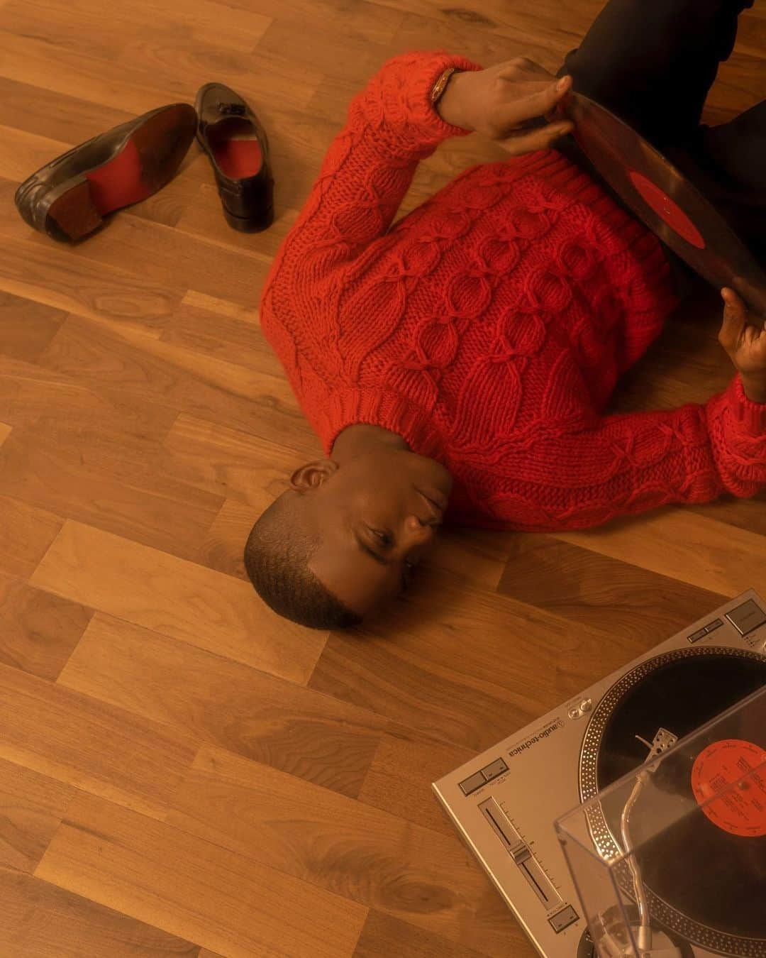 グレンソンさんのインスタグラム写真 - (グレンソンInstagram)「@igeeokafor listening to vinyl - co ordinating it with the soles of his Loafers from our London collection  made skin to box in our factory in Northamtonshire - closed channel sole and Handpainted waists - check out the rest of the London Collection online ⁠ ⁠ -⁠ ⁠ ⁠ #peopleingrenson #londoncollection #GONE #handmade #madeinengland #grenson #menswear #grensonshoes #grensonbrogues #mensfashion #mensstyle #thegoodshoe」12月12日 13時58分 - grensonshoes