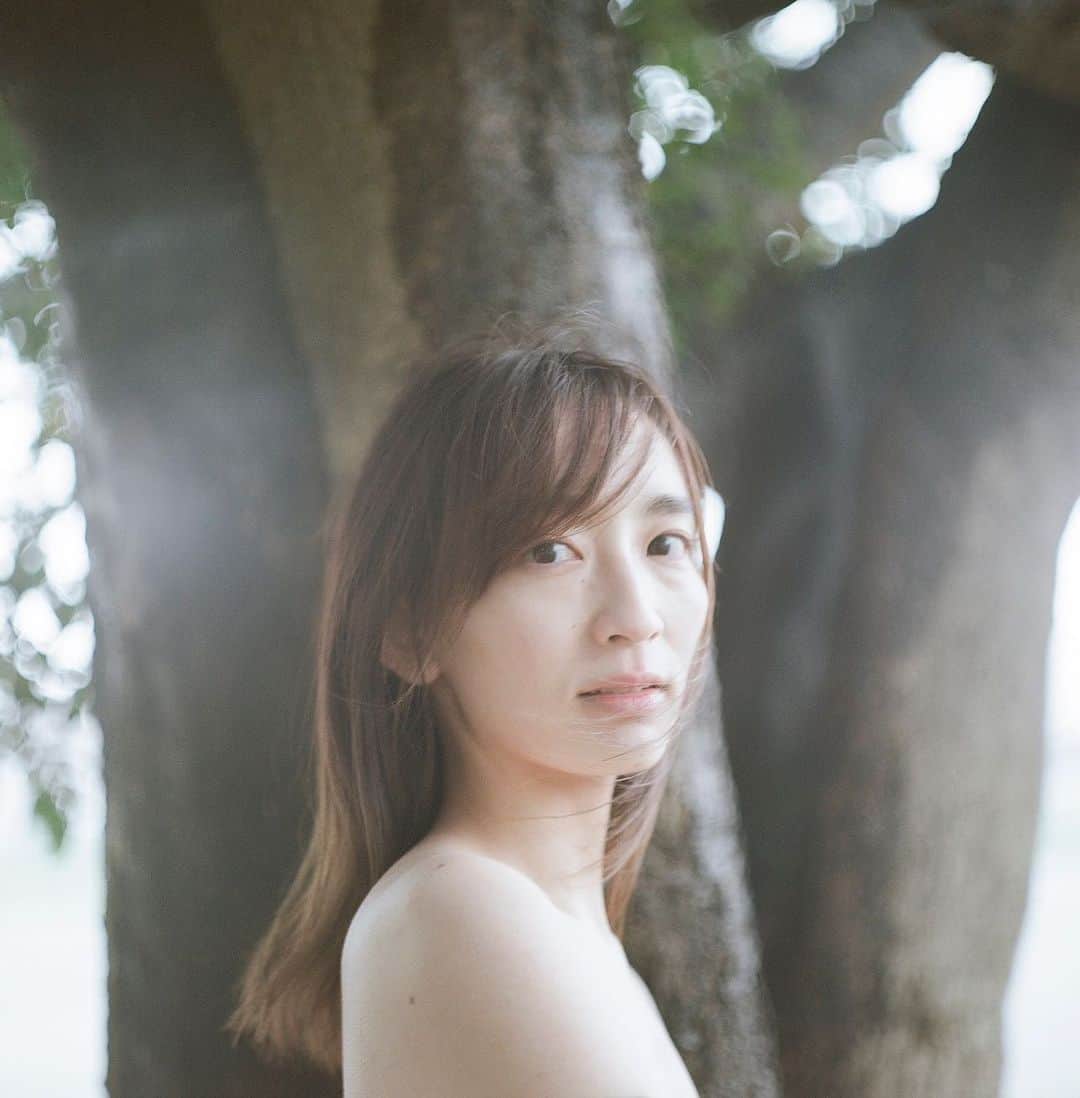 辻祐香のインスタグラム：「脱皮。  photo by @ktntk02  hair by @akimi_kono  makeup by @naomihashida」