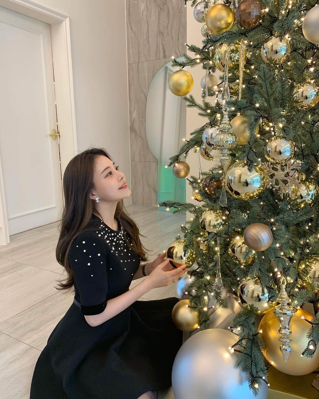キム・ミニョンさんのインスタグラム写真 - (キム・ミニョンInstagram)「크리스마스에 진심인편....🌟 집에 왕큰 트리했어요 🎄😆 쿠키도만들고 🍪❤️ 연말분위기내기」12月12日 14時12分 - minyoung_aori