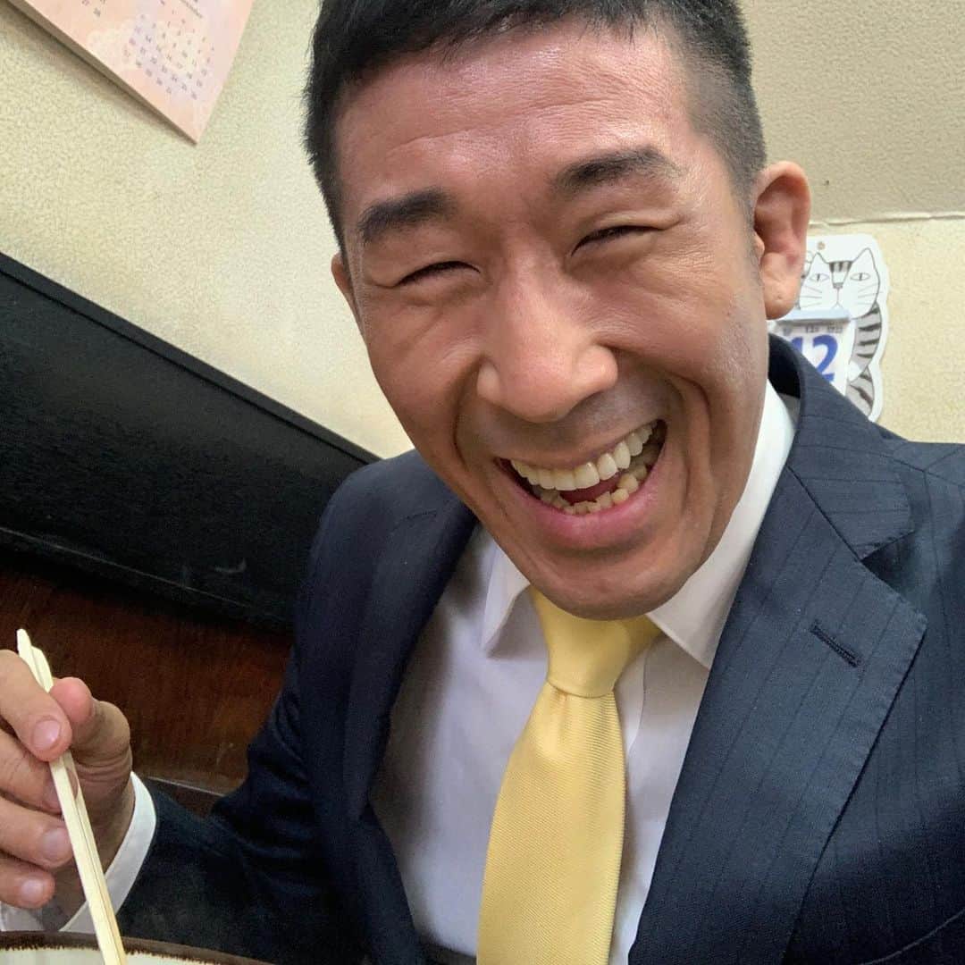 田村裕さんのインスタグラム写真 - (田村裕Instagram)「今日のお昼ご飯。  こんな時だからこそ、逆にチャンスかなと思って、スーパー久しぶりに「千とせ」行ってきました！  皆さんは千とせと言えば肉吸いだと思いますが我々に取っては実は豚吸い。これなんです。もちろん小玉（卵かけご飯の小です）も頂きました。  初めて先輩にご馳走になったのも嬉しかったし、後輩に奢った時も芸人として進めている感じがして嬉しかったなぁ〜。  #千とせ #豚吸い #豚吸いは河本さんか後藤さんに教えてもらった #ちゃんと覚えてない #失礼 #昼飯 #NGK #合間ご飯 #いつも #俺が笑ってる #麒麟田村 #タムラ433 #TAMURA #smile #SMILE #powersmile #POWERSMILE #パワースマイル #エネルギースポット」12月12日 14時12分 - hiroshi9393