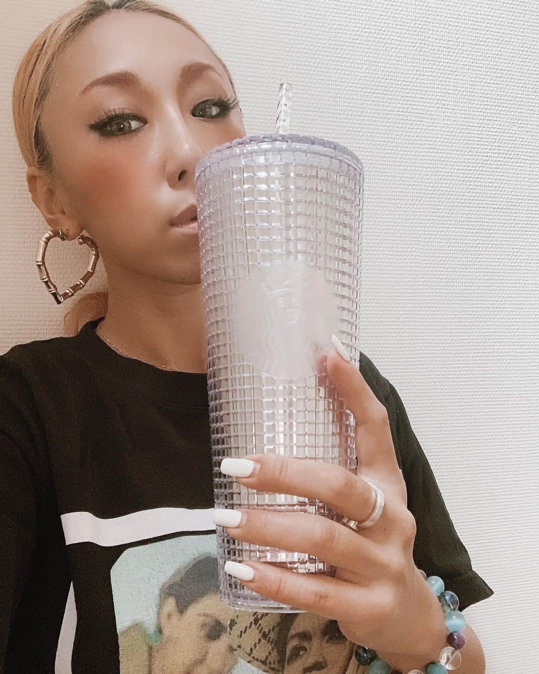 JAMOSAのインスタグラム：「A week worth of coffee in this GIANT one☕️☕️☕️☕️☕️Starbucks 2020 Holiday Silver Disco Ball Tumbler bigger than my face😂スタバのホリデー限定 ミラーボール タンブラー かわいいからサンディエゴでゲットしたけど、 顔よりでかいがな🥂 #スタバだいすき」